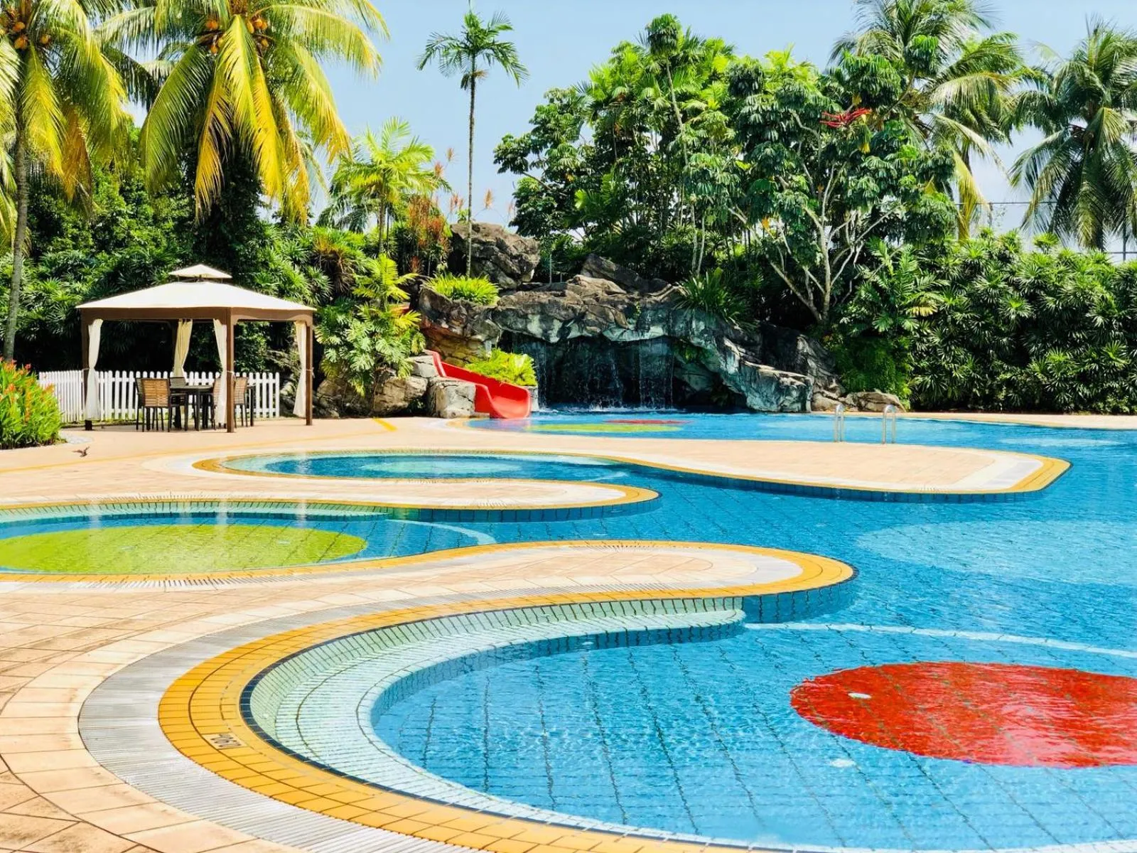 Swimming pool in Orchid Country Club