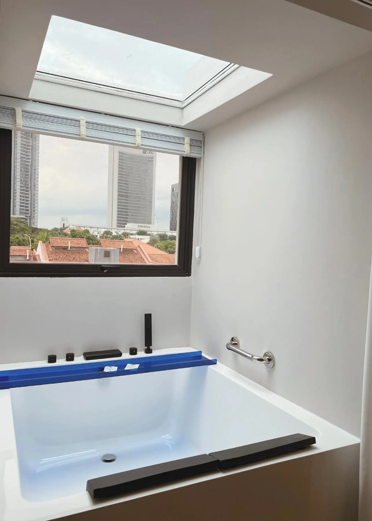 Bath in Rest Bugis Hotel