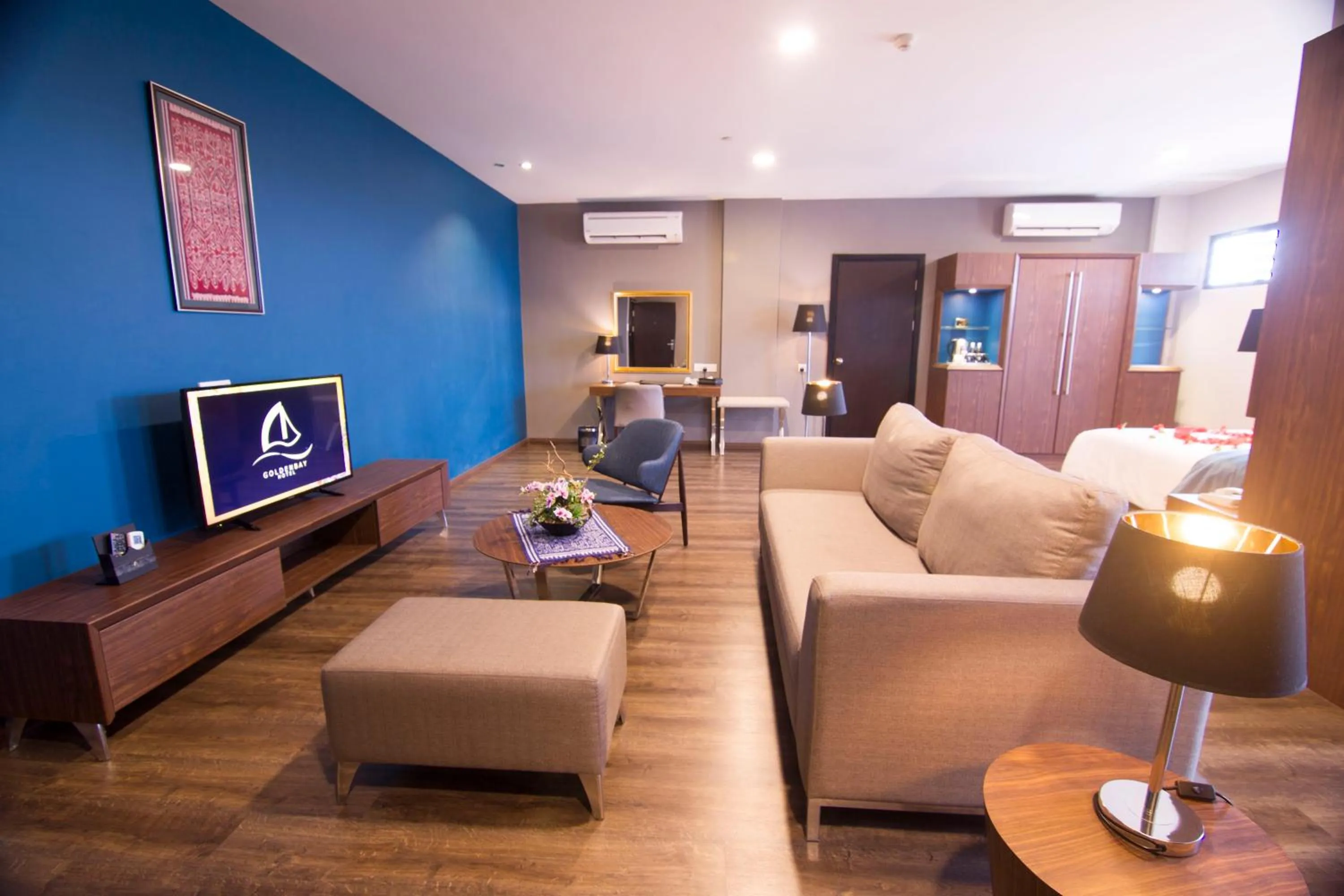 Living room in Goldenbay Hotel
