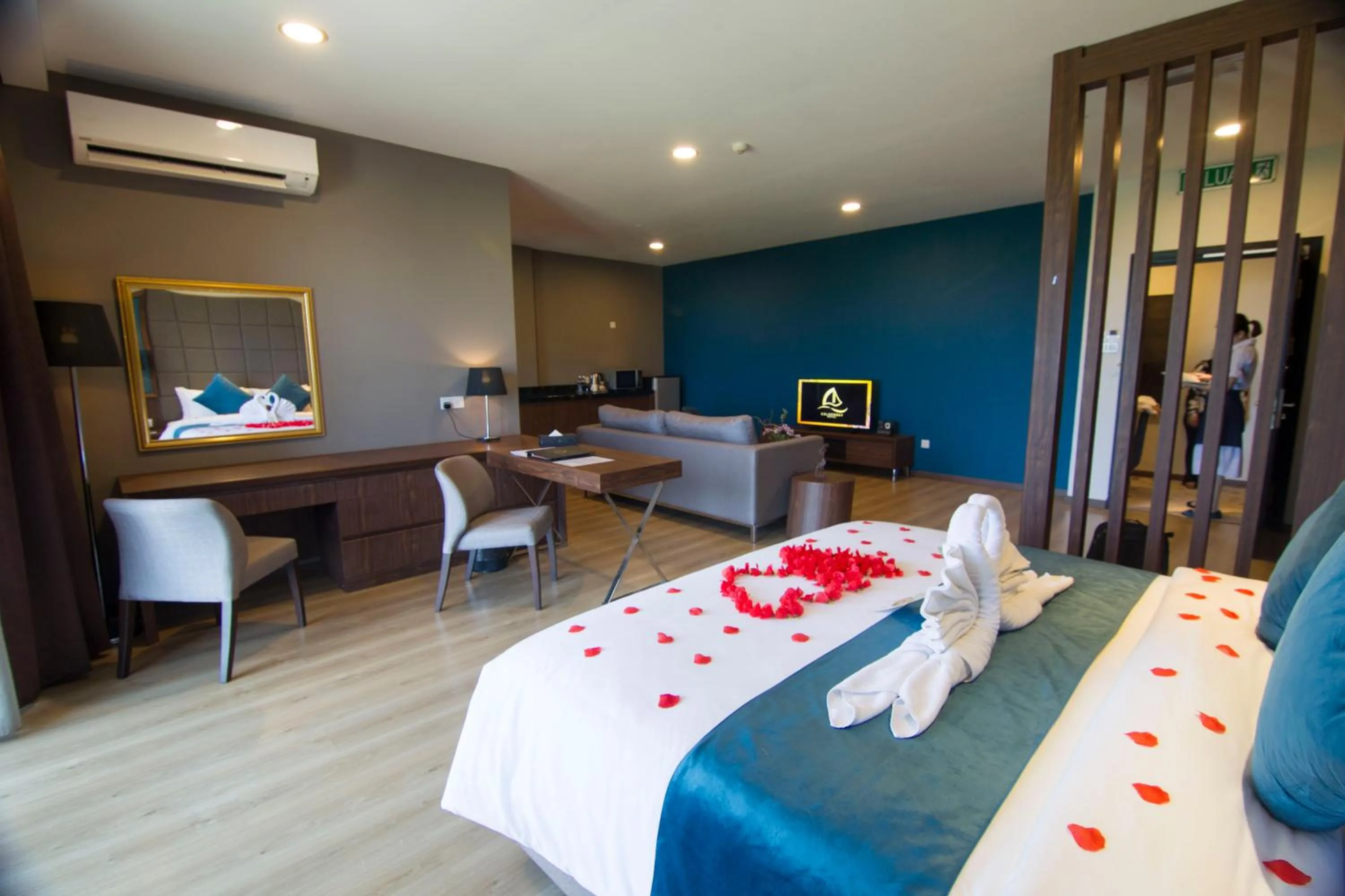 Photo of the whole room, Bed in Goldenbay Hotel