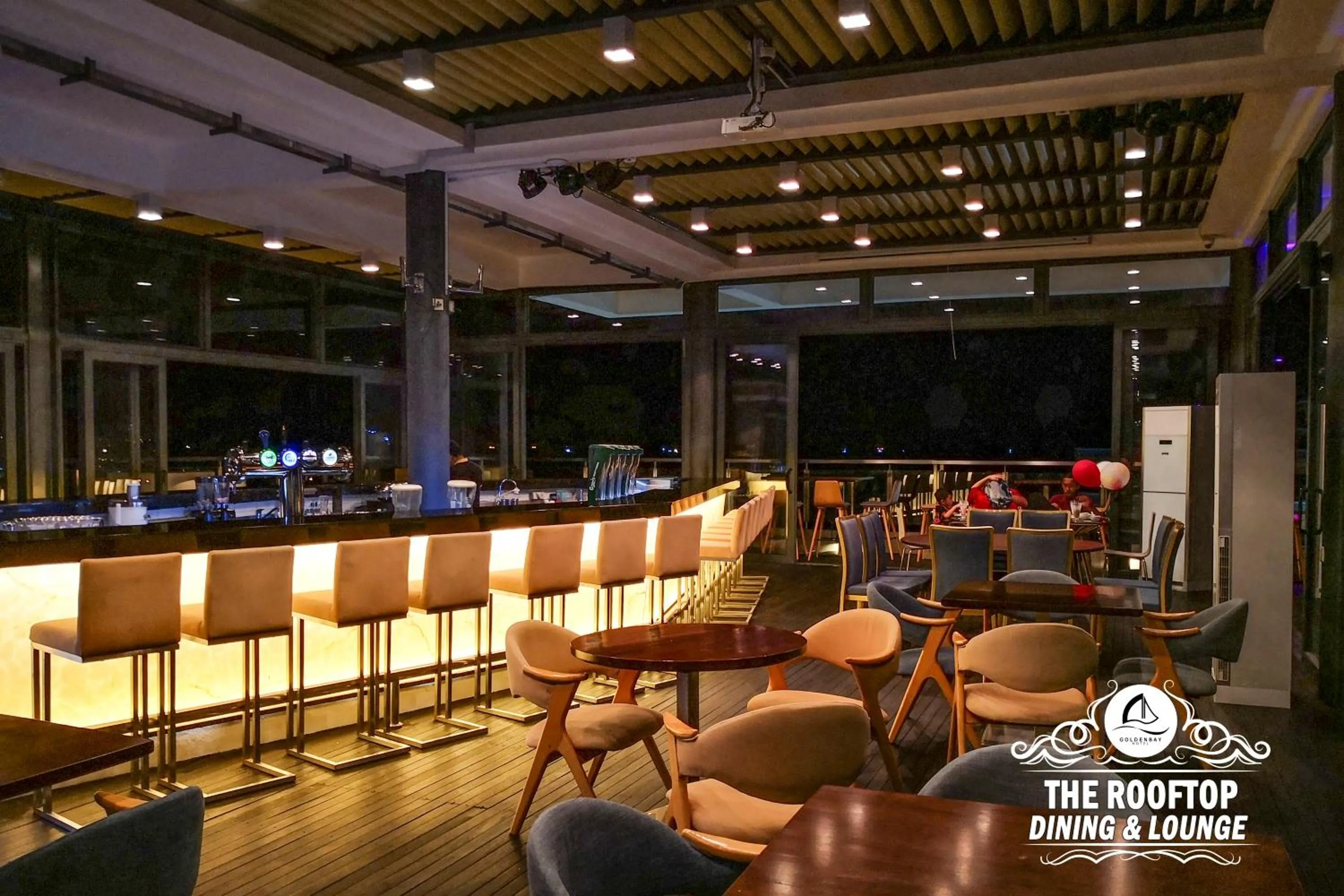 Restaurant/places to eat in Goldenbay Hotel