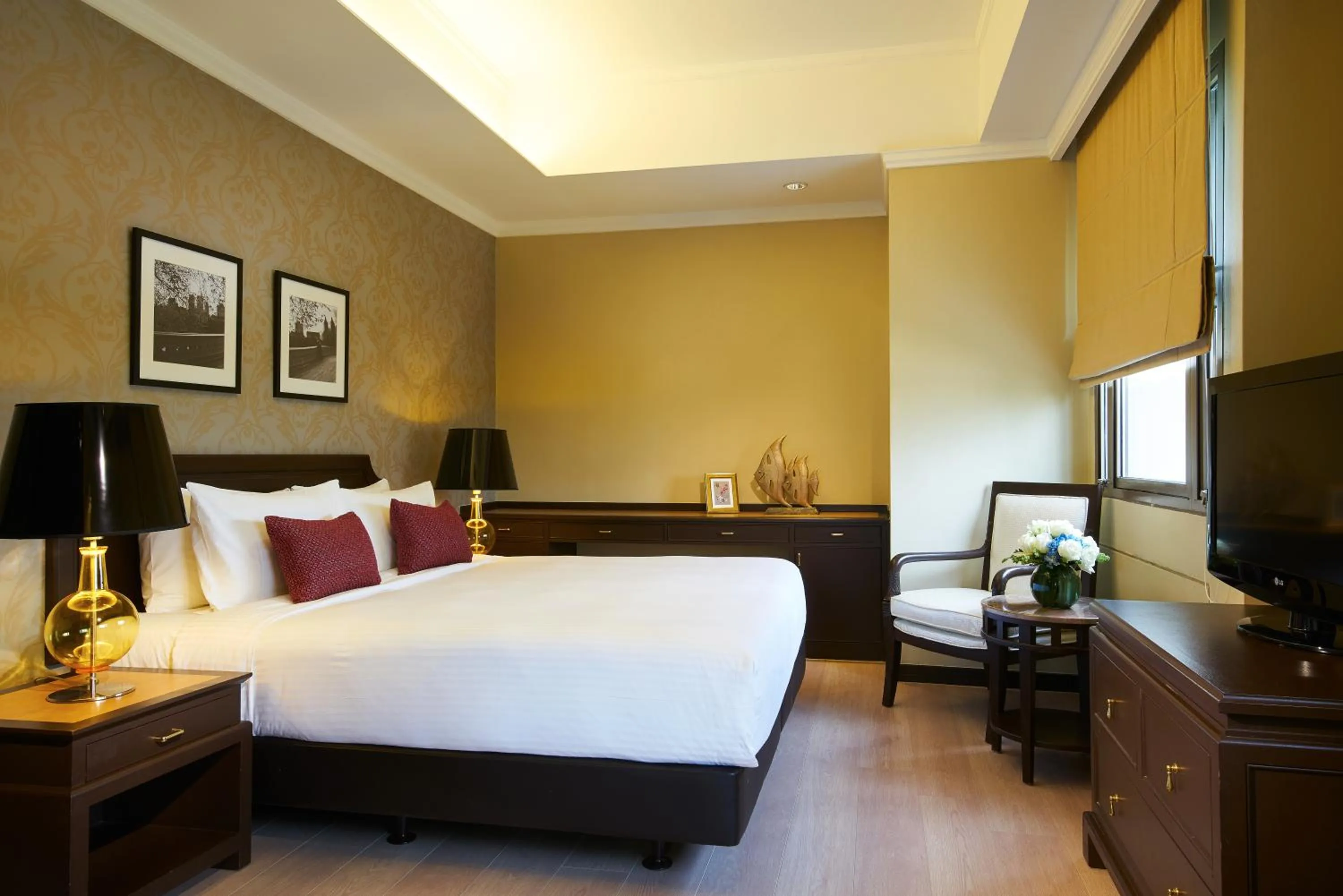 Bed in Orchard Parksuites by Far East Hospitality