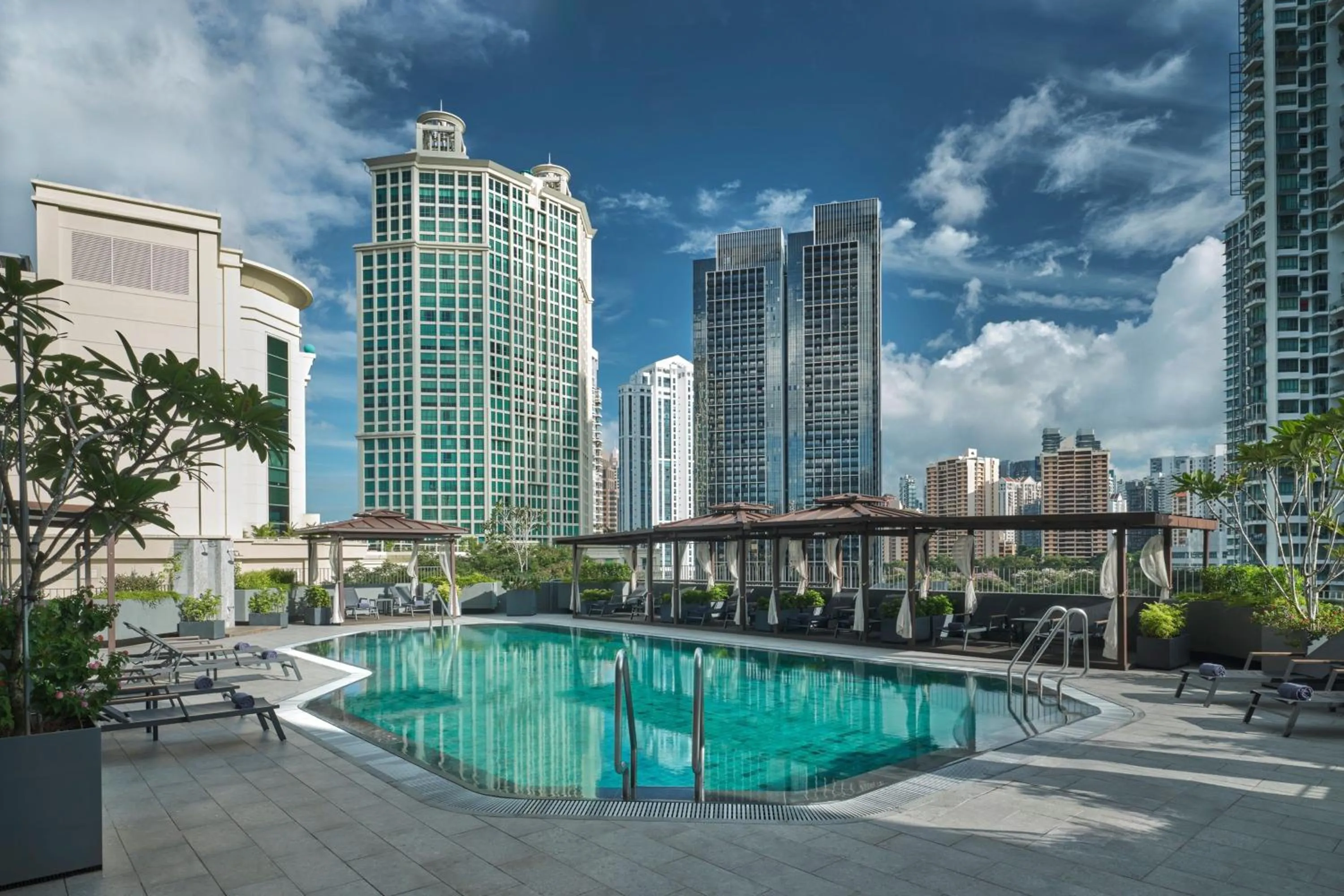 Swimming pool in Four Points by Sheraton Singapore, Riverview