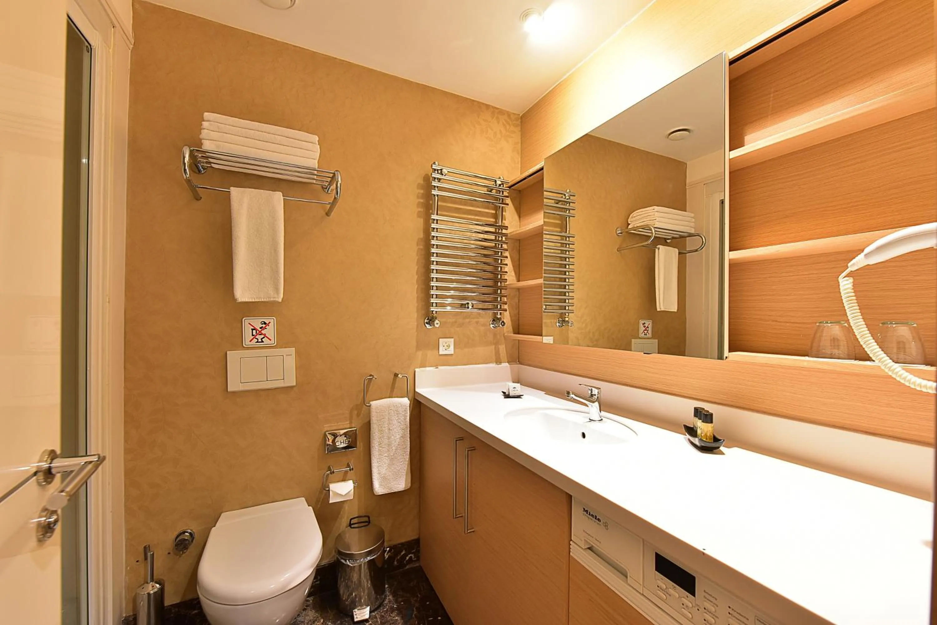 Toilet in Cheya Deluxe Residence Nisantasi Istanbul City Center