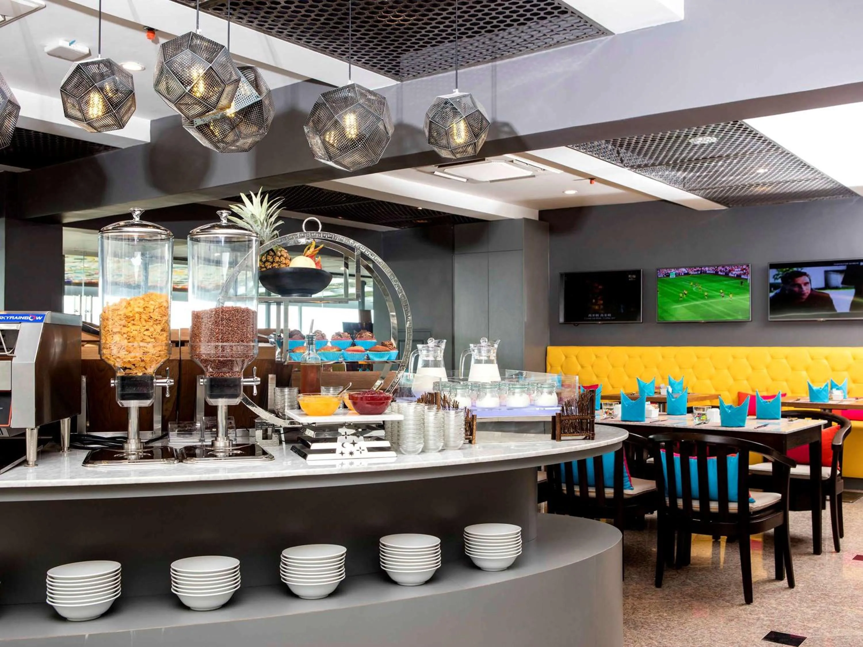 Restaurant/places to eat in Hotel Stadium