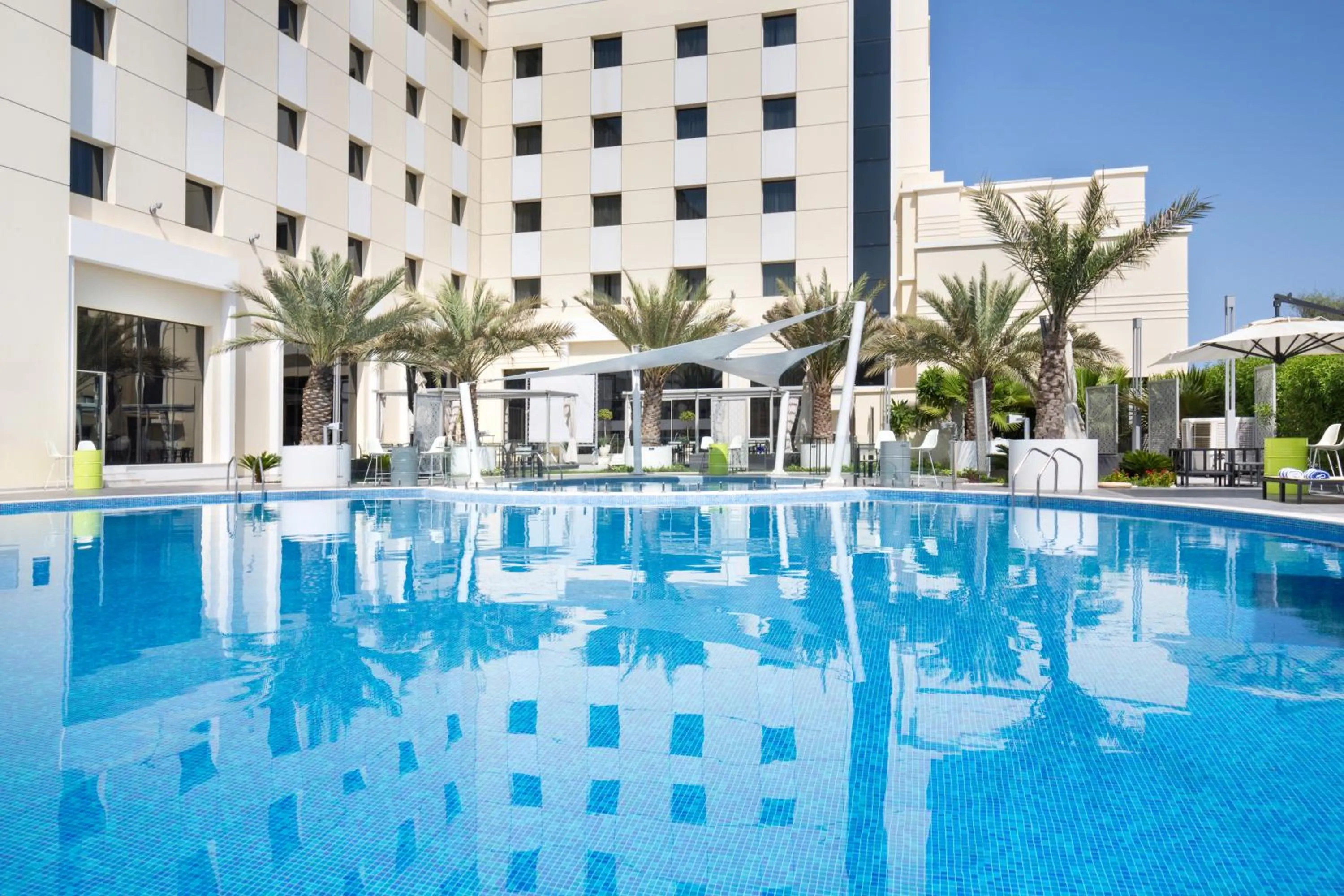 Swimming pool in Mercure Sohar