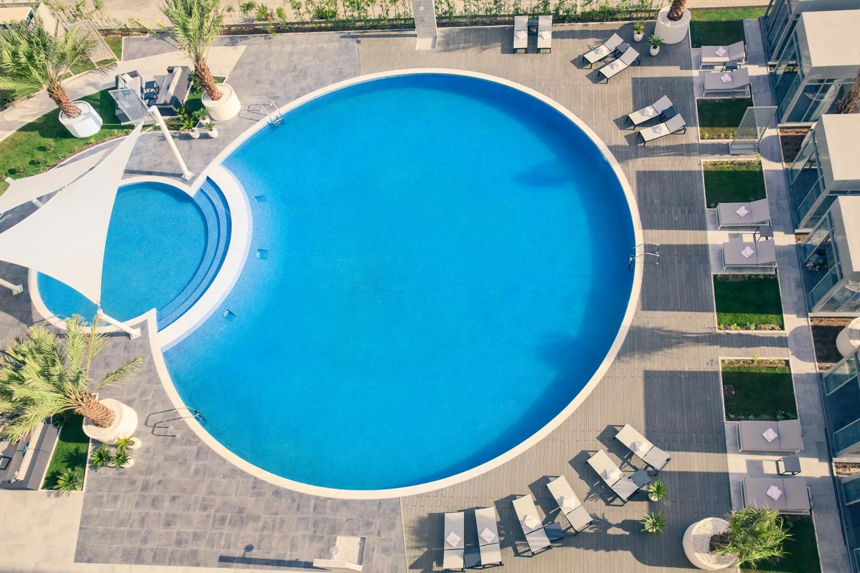 Swimming pool in Mercure Sohar