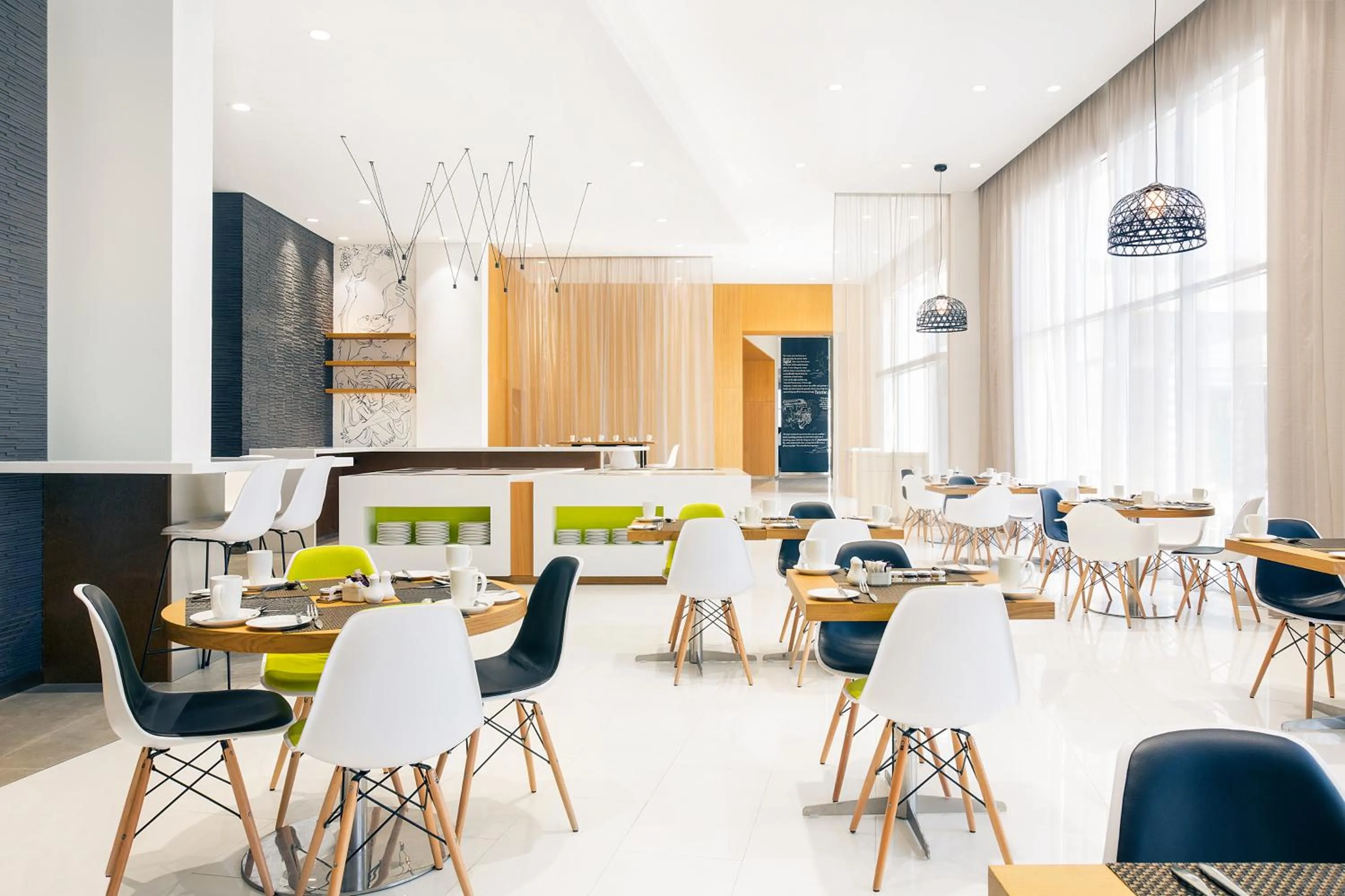 Restaurant/places to eat in Mercure Sohar