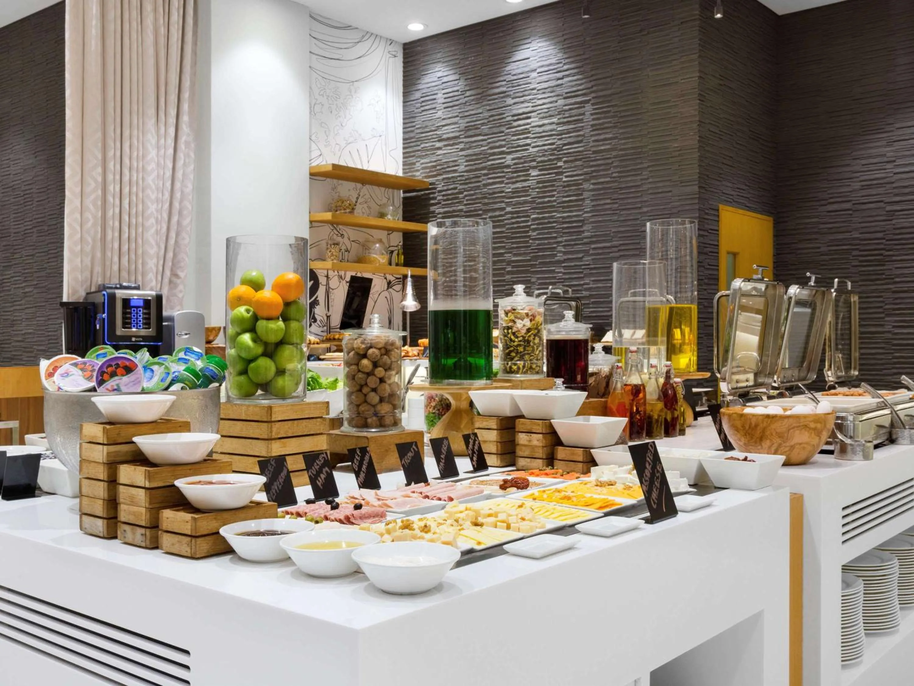 Restaurant/places to eat in Mercure Sohar