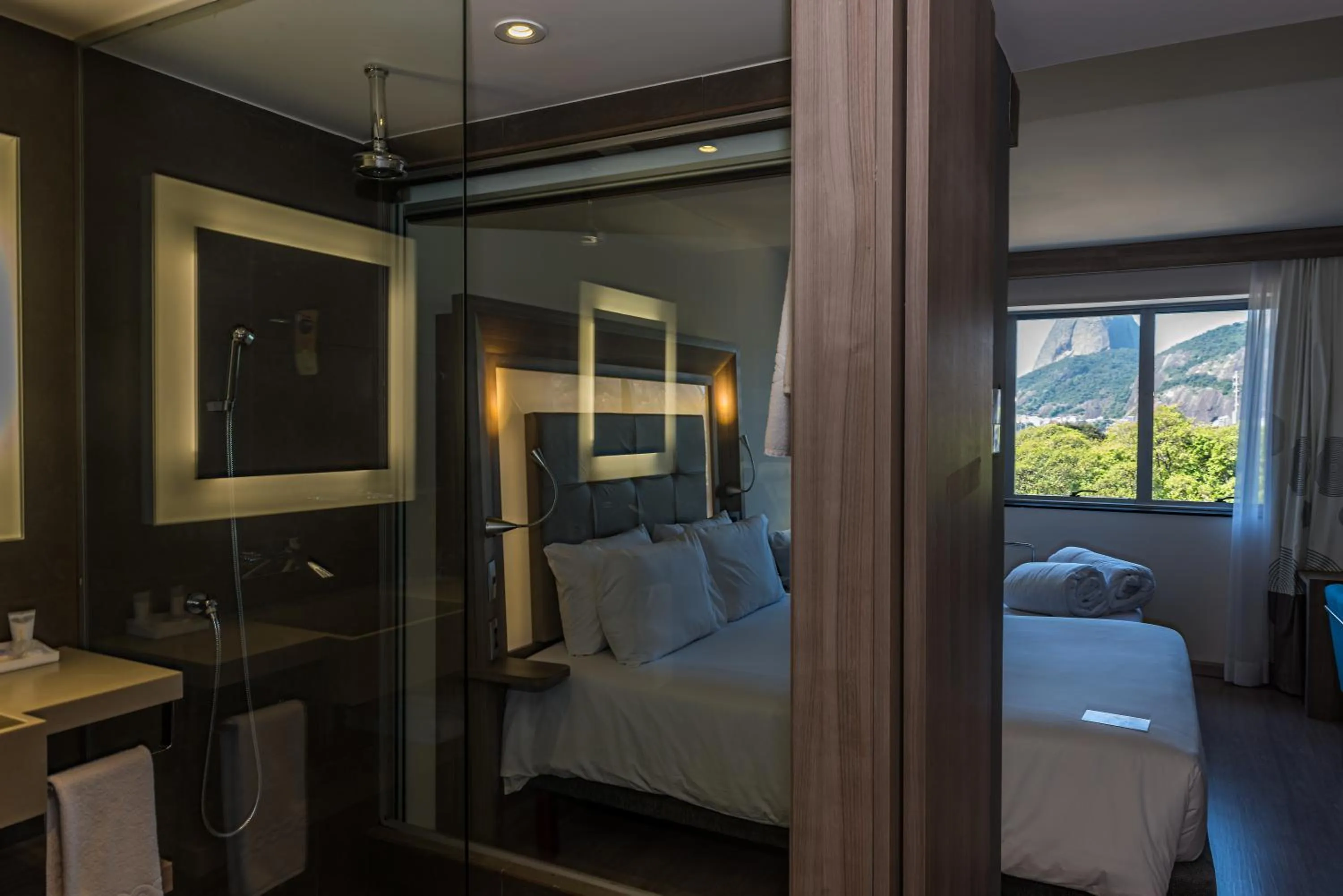 Shower, Bed in Novotel RJ Praia de Botafogo