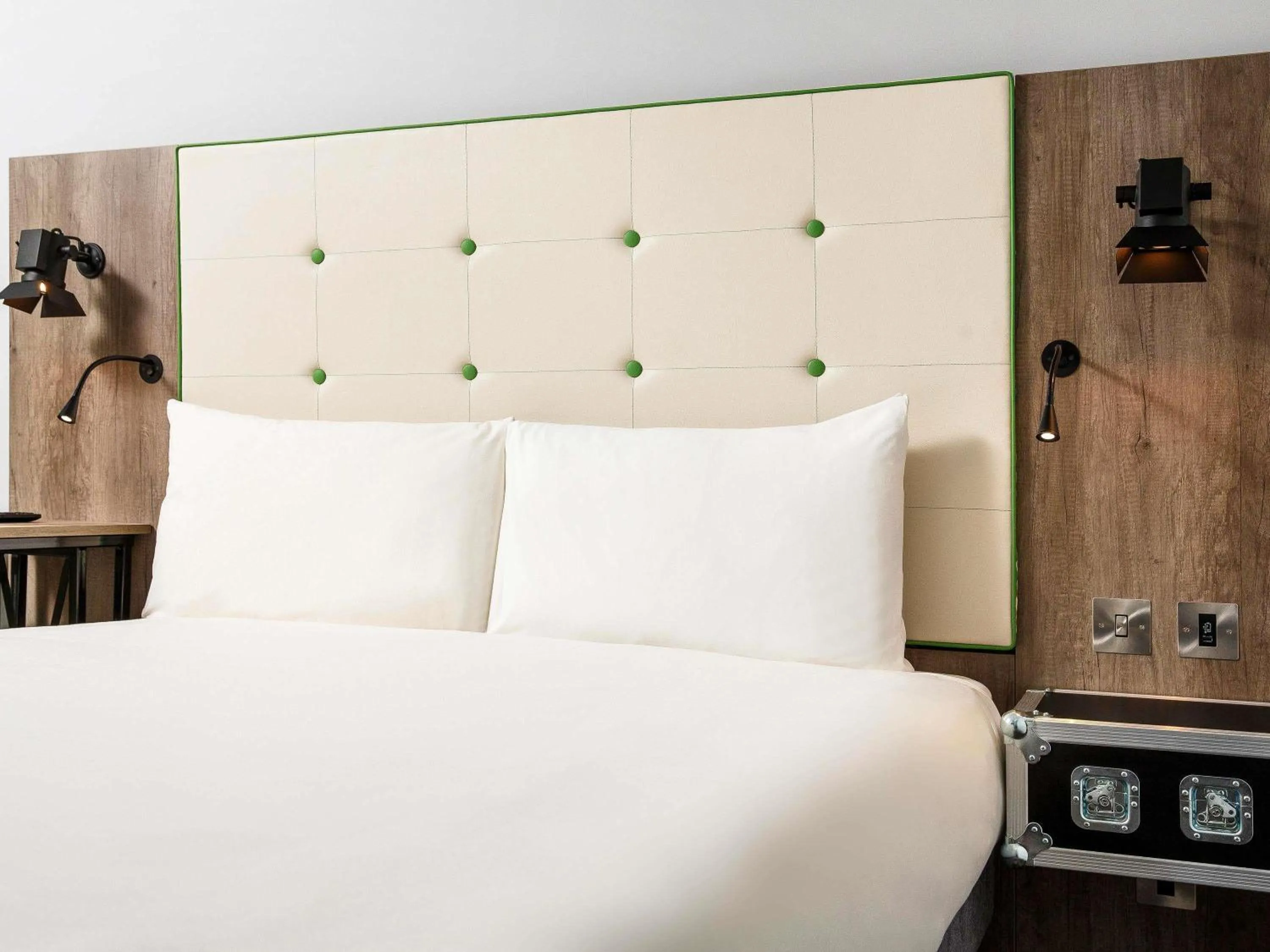 Bedroom, Bed in ibis Styles London Ealing