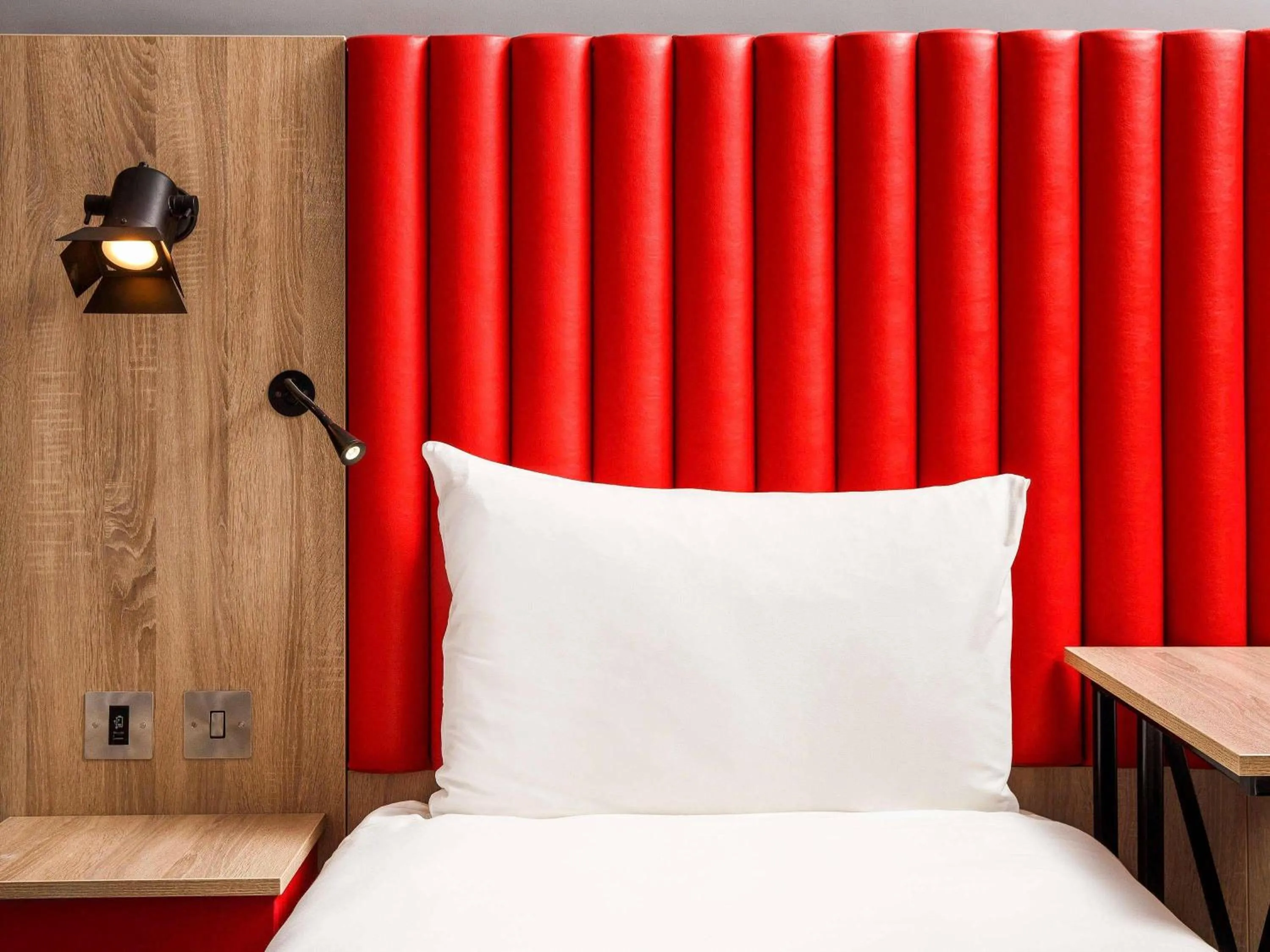 Bedroom, Bed in ibis Styles London Ealing