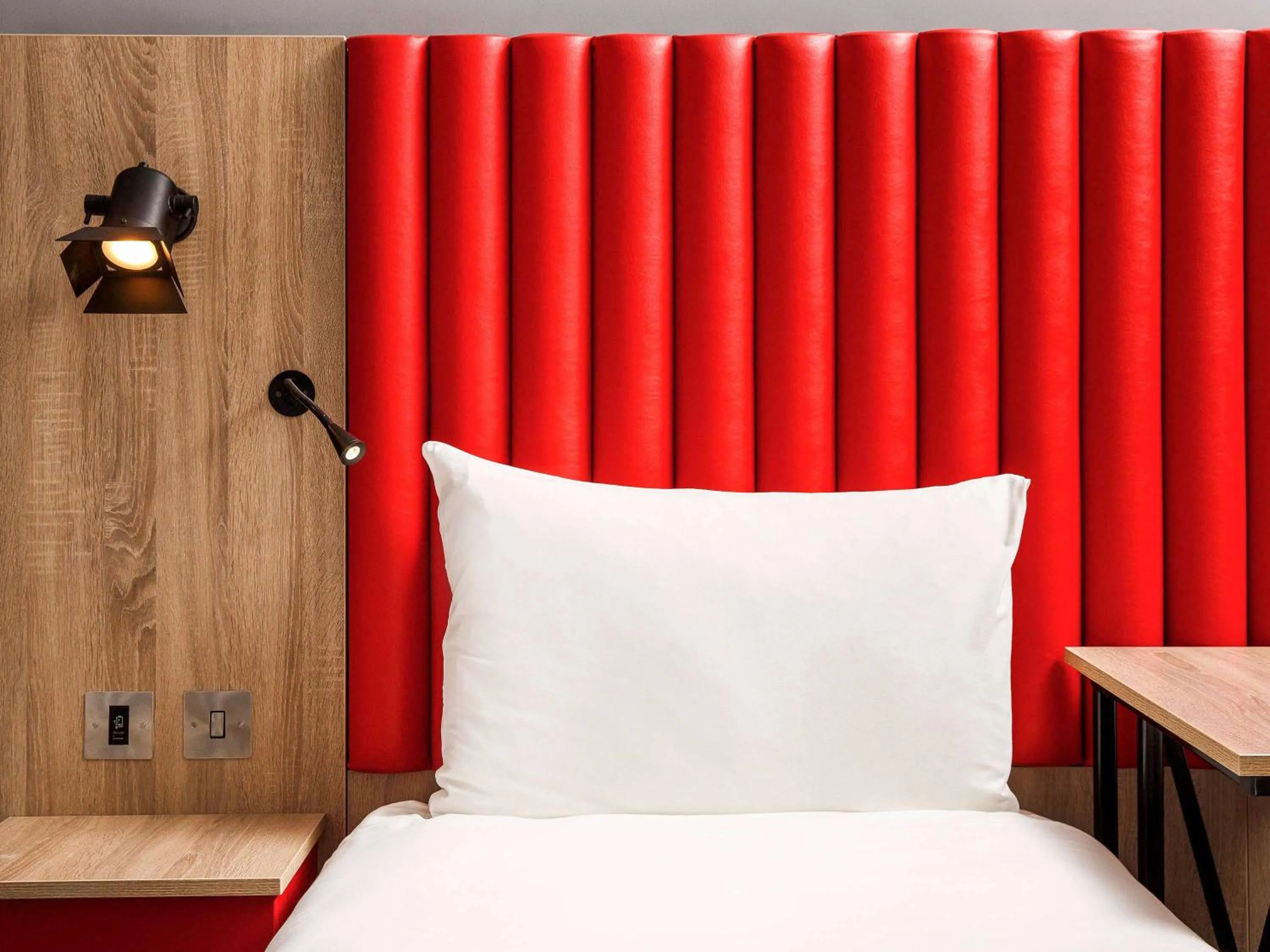 Photo of the whole room, Bed in ibis Styles London Ealing