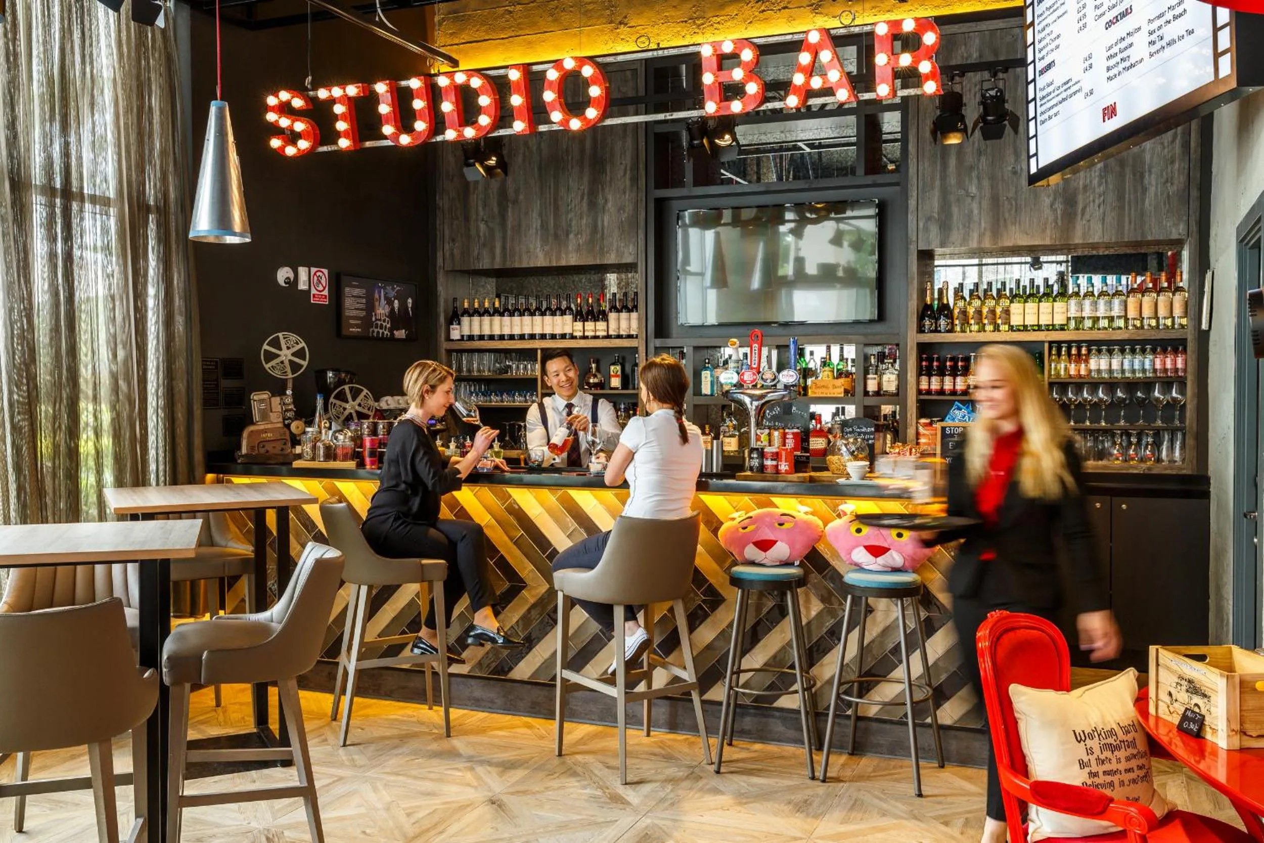 Lounge or bar in ibis Styles London Ealing