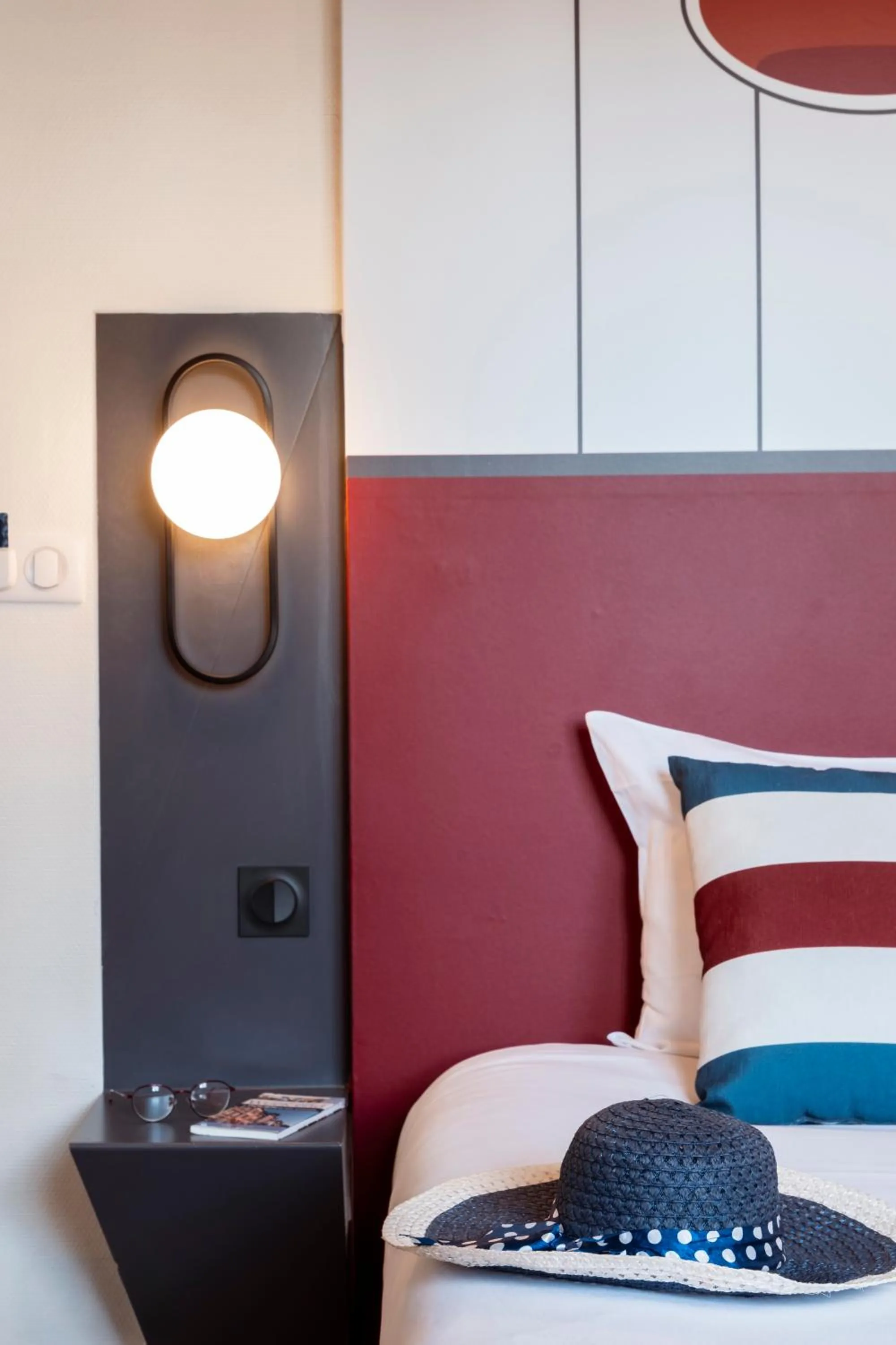 Bed in Ibis Styles Rouen Centre Cathédrale