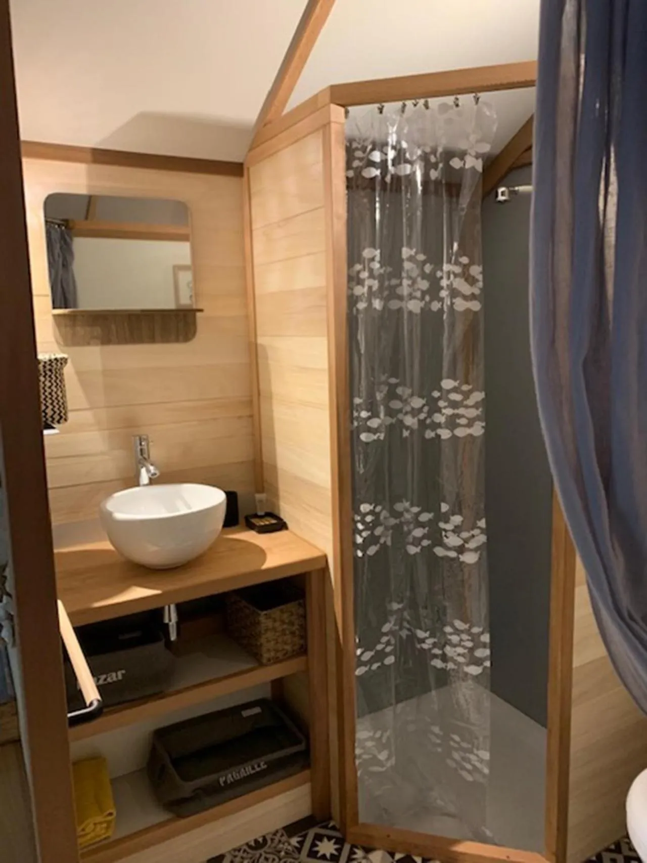 Shower in Lodging Le Lac