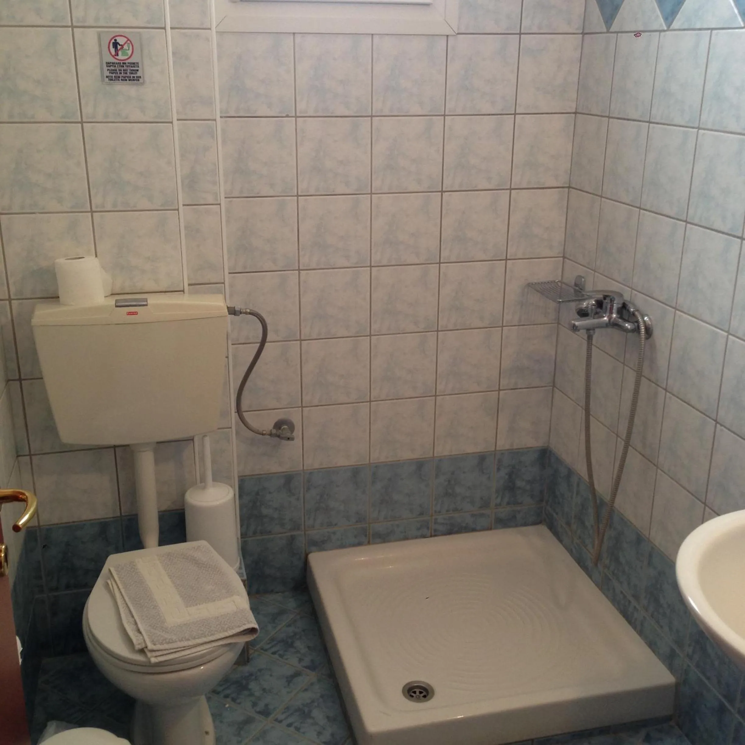 Bathroom in Hotel Akrogiali