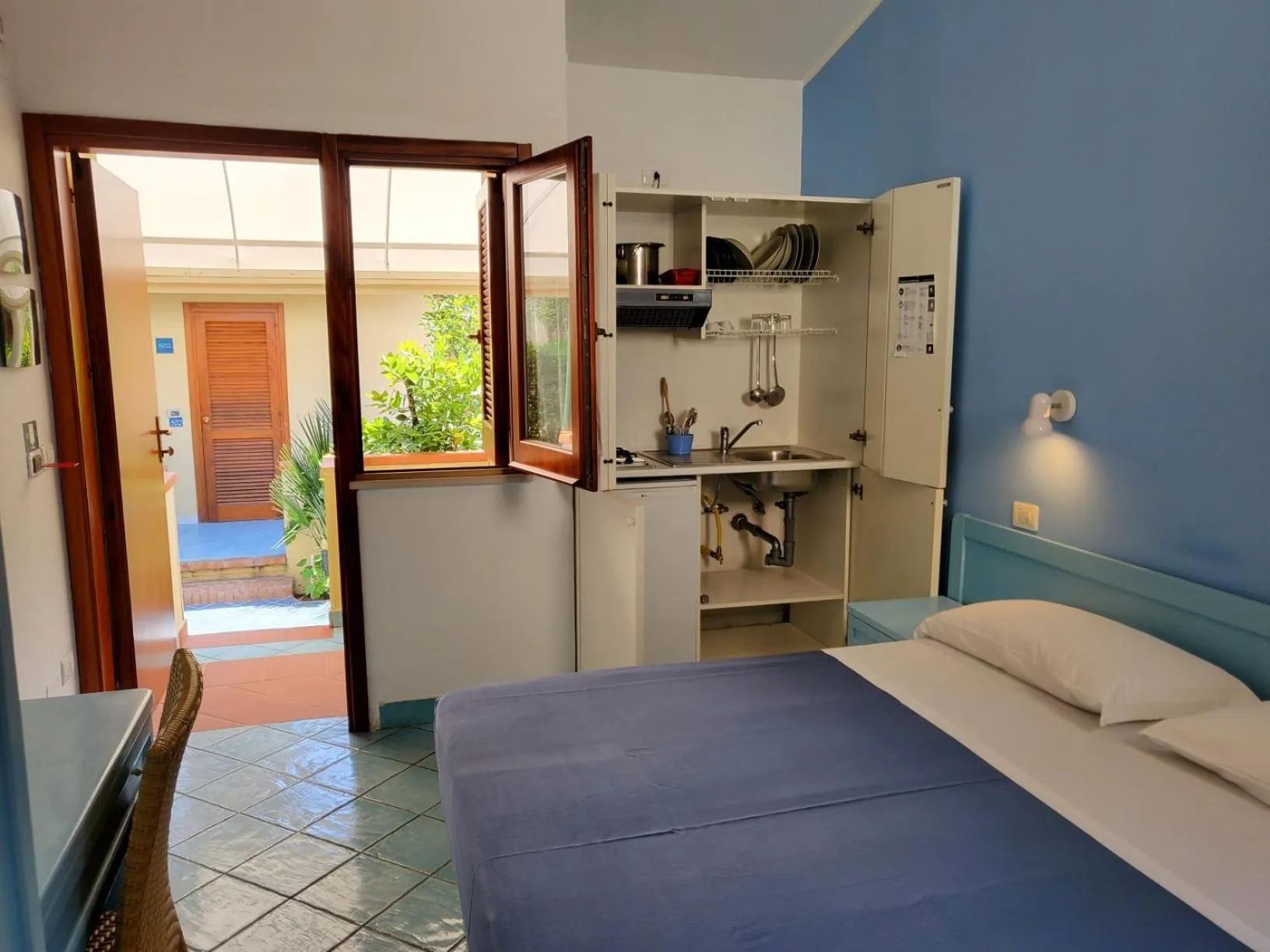 Kitchen or kitchenette, Bed in Hotel Residence La Darsena