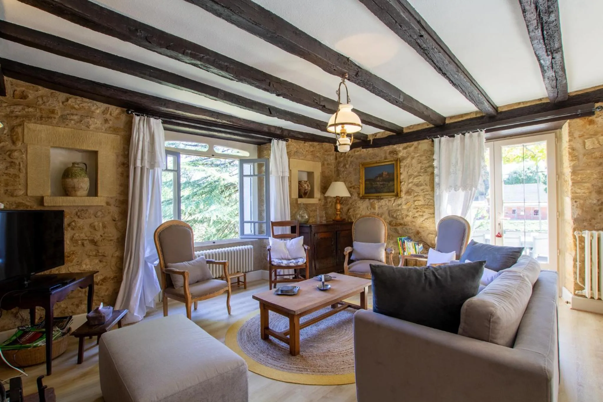 Communal lounge/ TV room in La Maison d'Élise