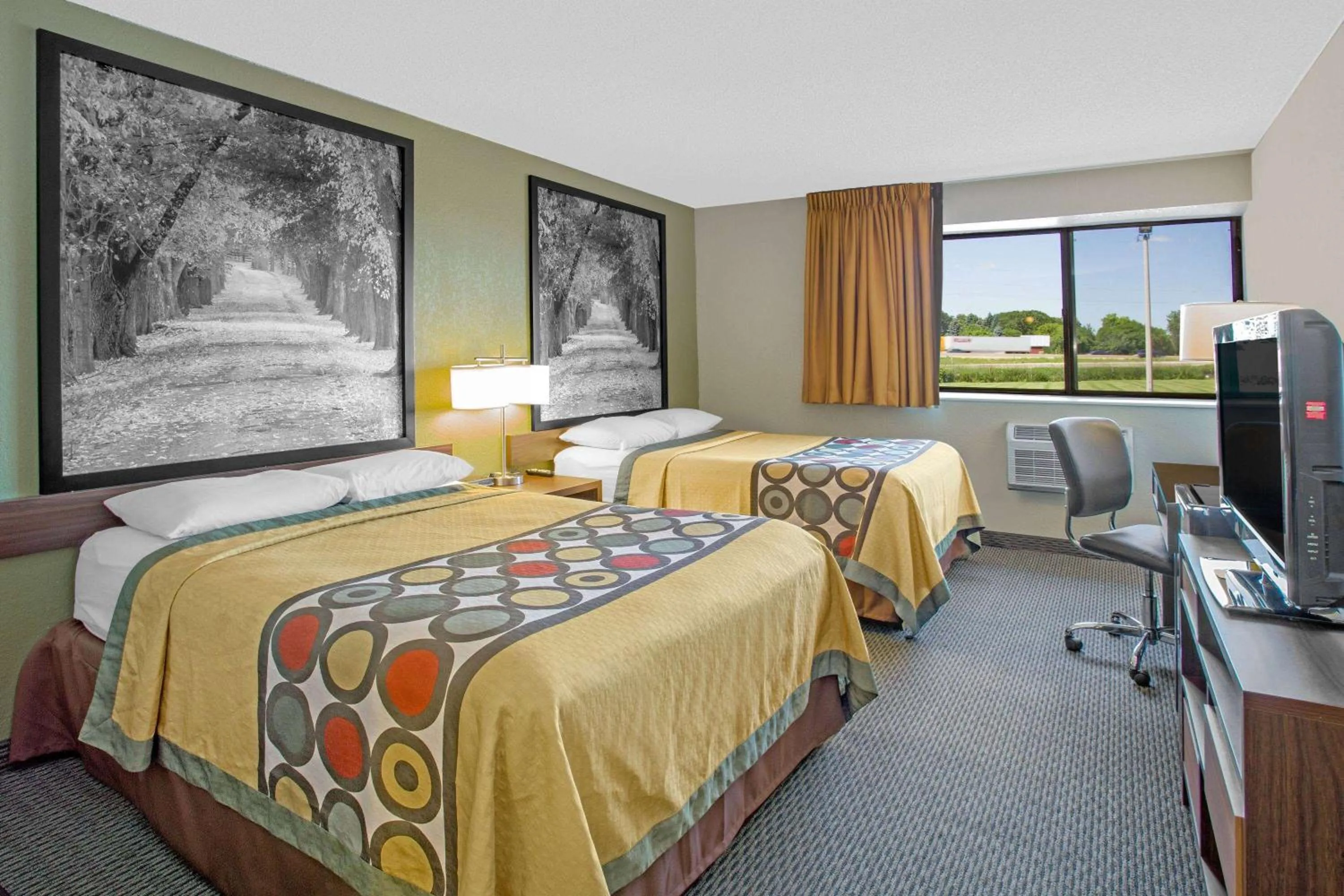 Photo of the whole room, Bed in Super 8 by Wyndham Windsor/Madison North