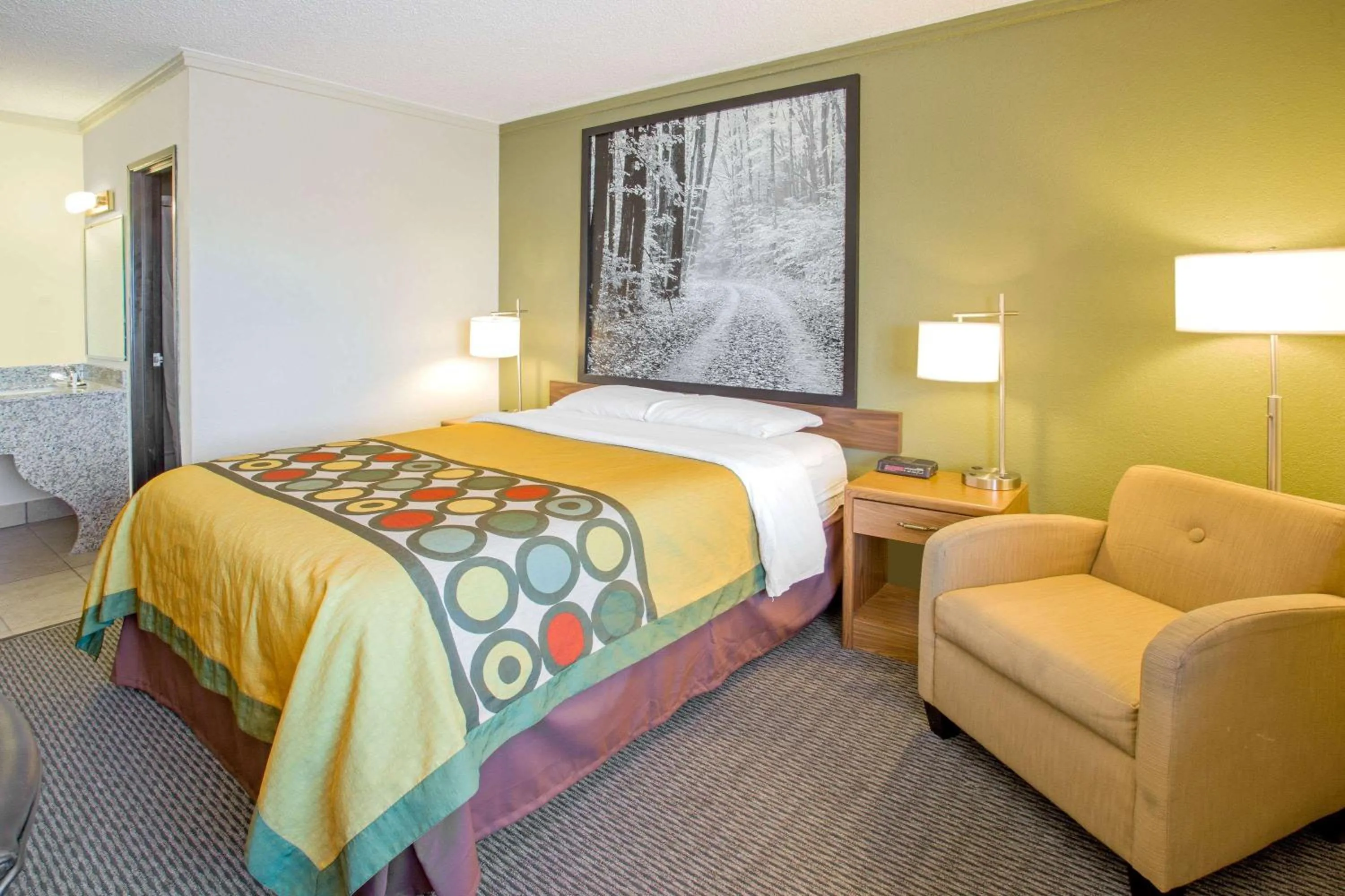 Photo of the whole room, Bed in Super 8 by Wyndham Windsor/Madison North