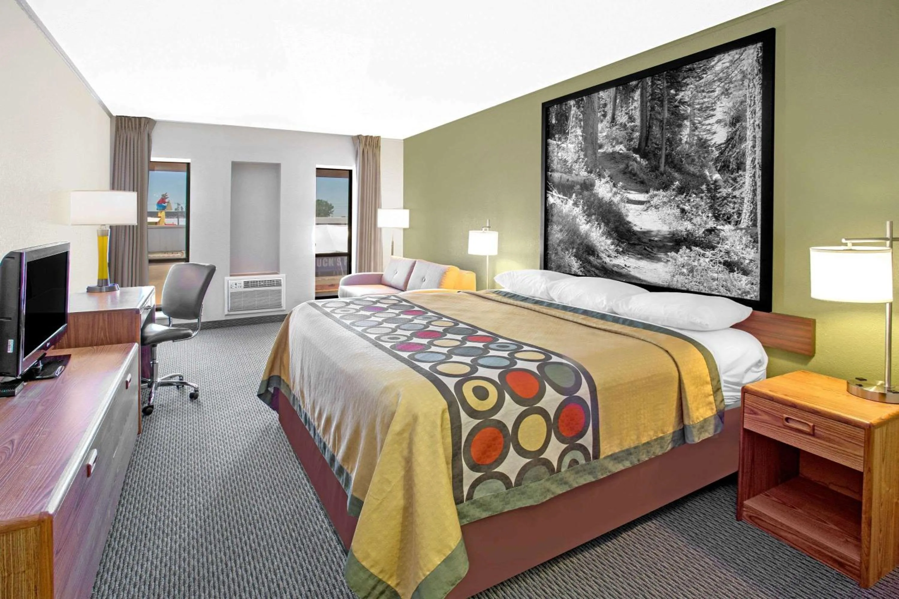 Photo of the whole room, Bed in Super 8 by Wyndham Windsor/Madison North