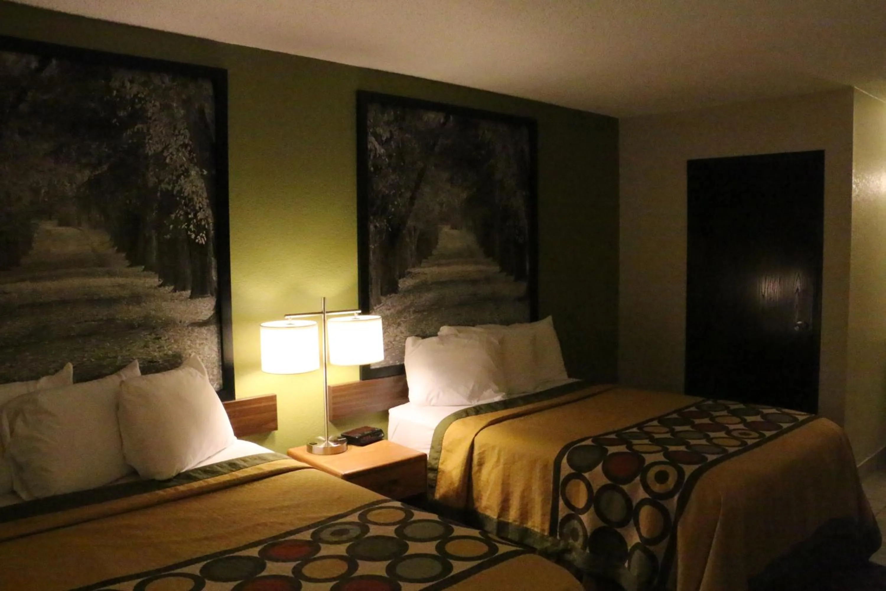 Photo of the whole room, Bed in Super 8 by Wyndham Windsor/Madison North