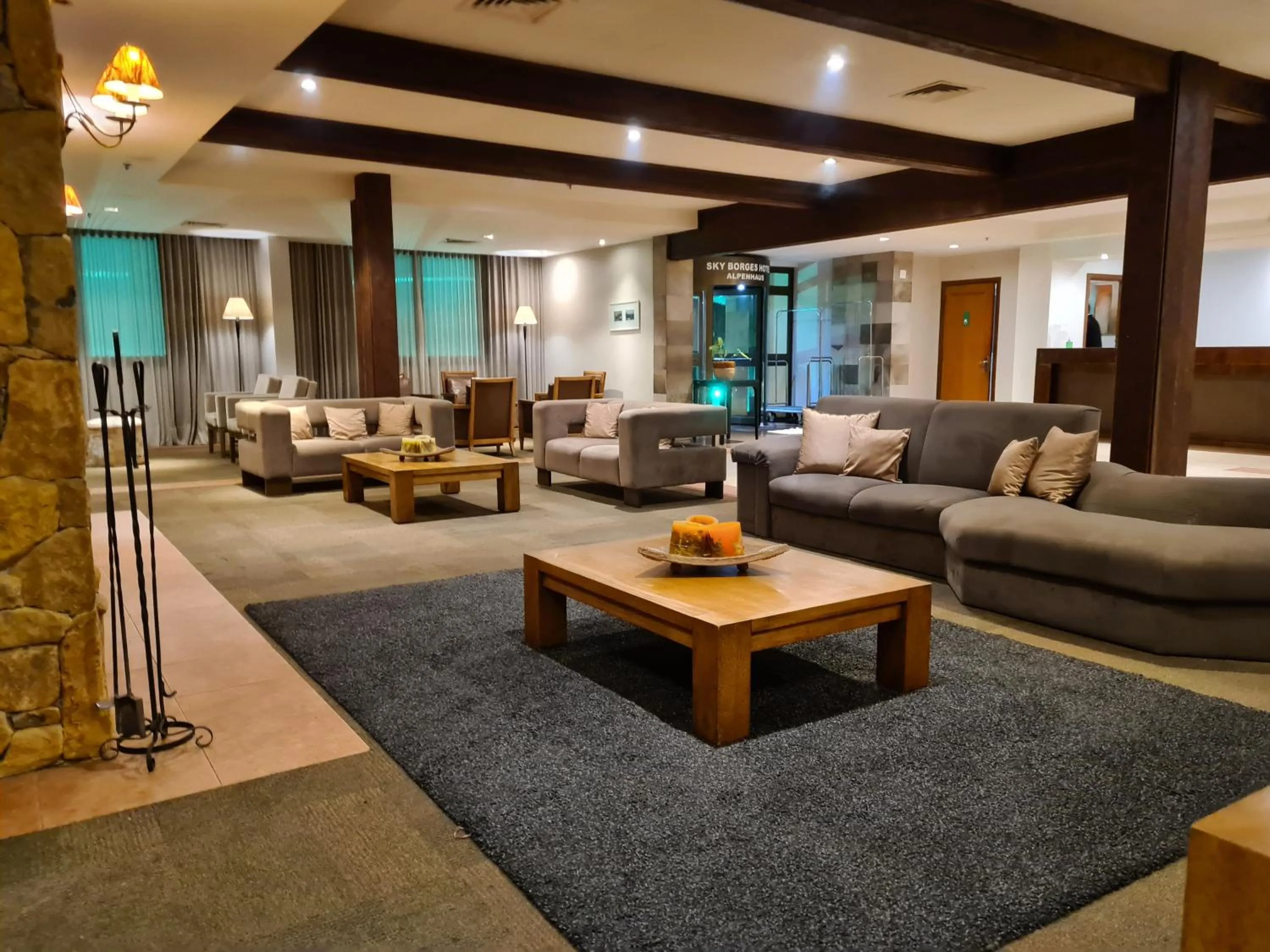 Communal lounge/ TV room in Sky Borges Hotel Alpenhaus - Gramado