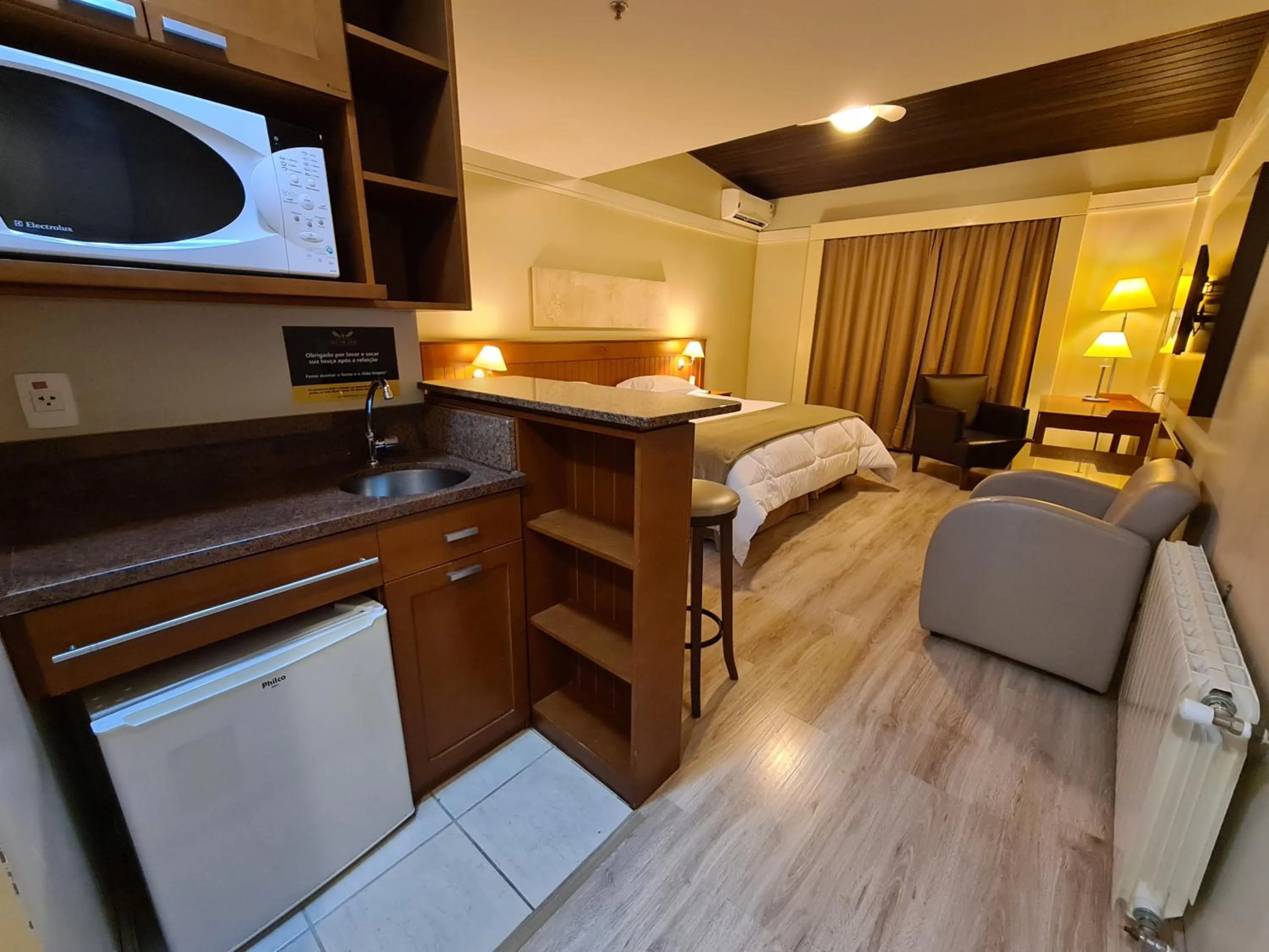 Photo of the whole room, Bed in Sky Borges Hotel Alpenhaus - Gramado