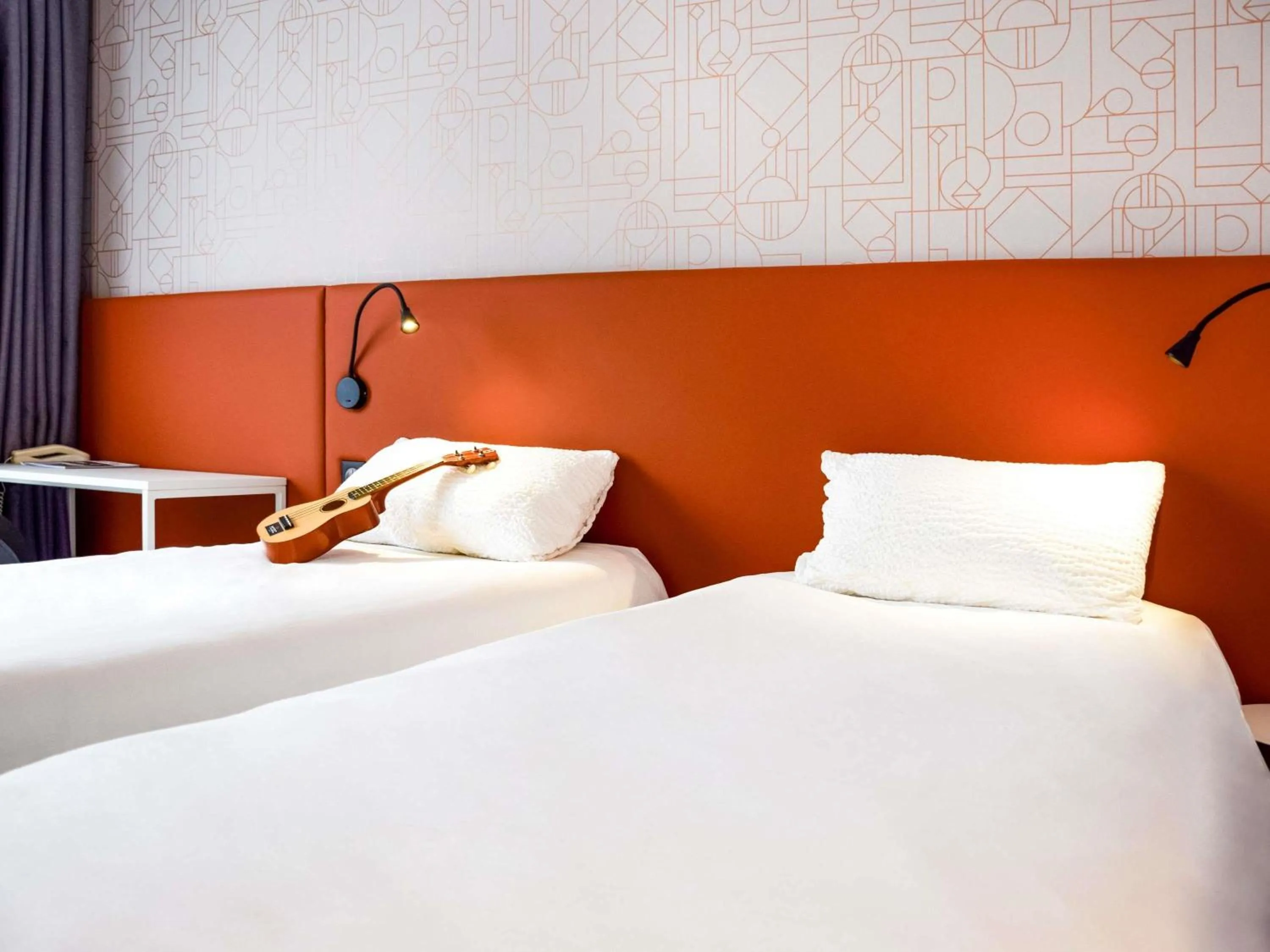 Property building, Bed in ibis Rodez Centre