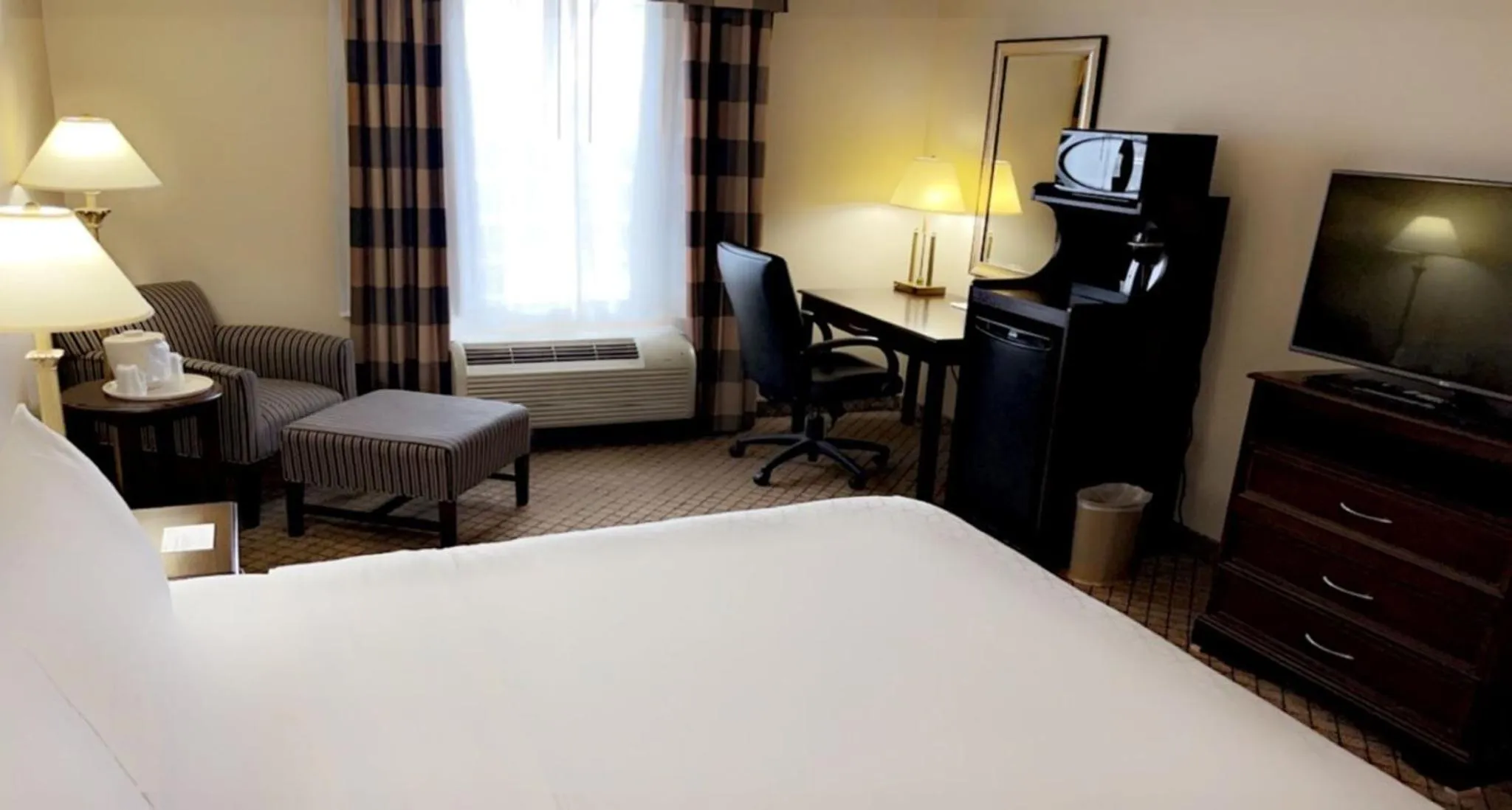 Photo of the whole room, Bed in Holiday Inn Express & Suites Huntsville by IHG