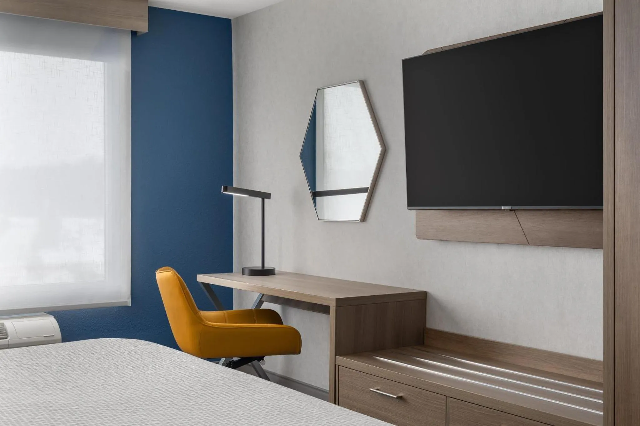 Photo of the whole room, Bed in Holiday Inn Express & Suites Huntsville by IHG