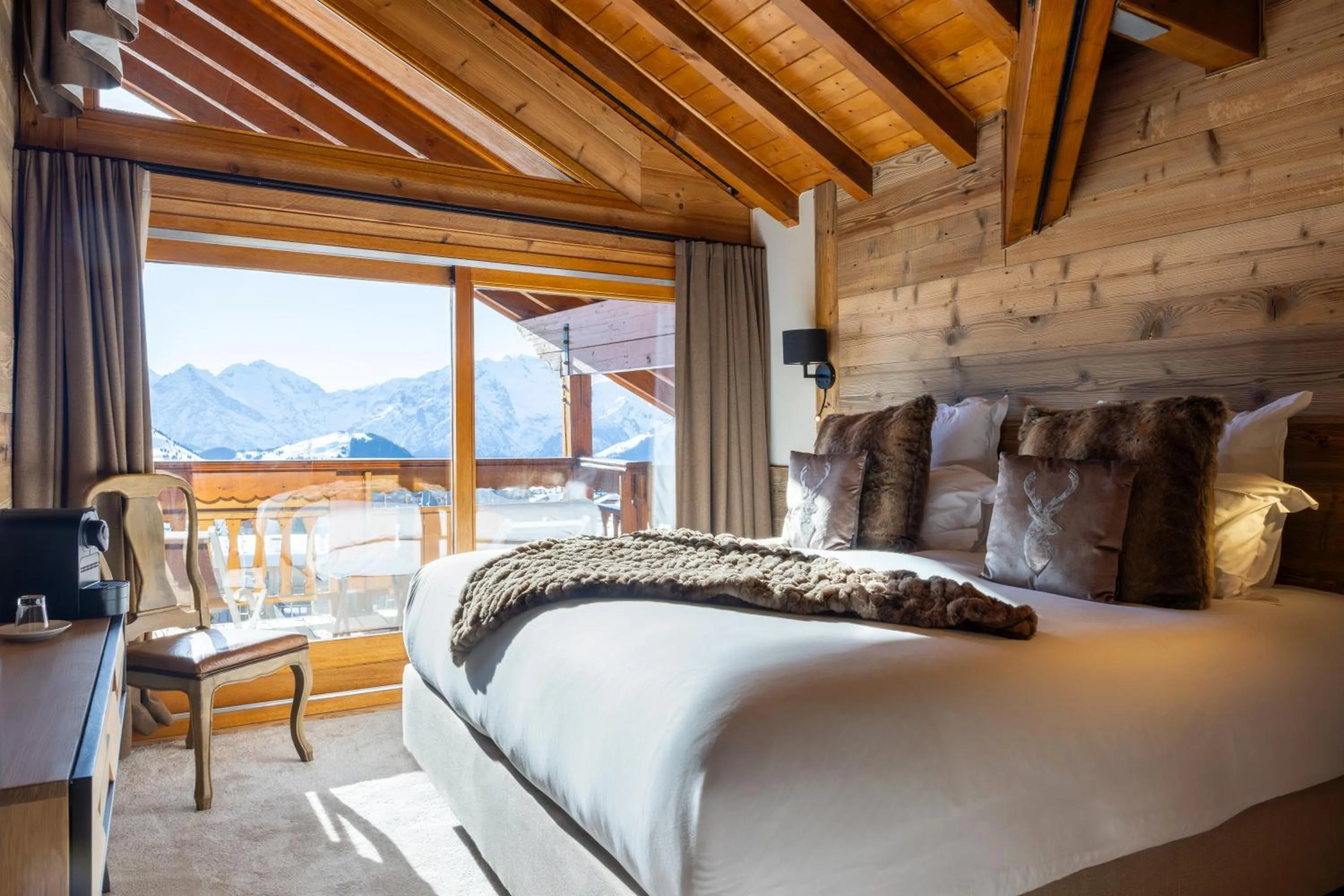 Bed in Hôtel Au Chamois d'Or by Les Etincelles