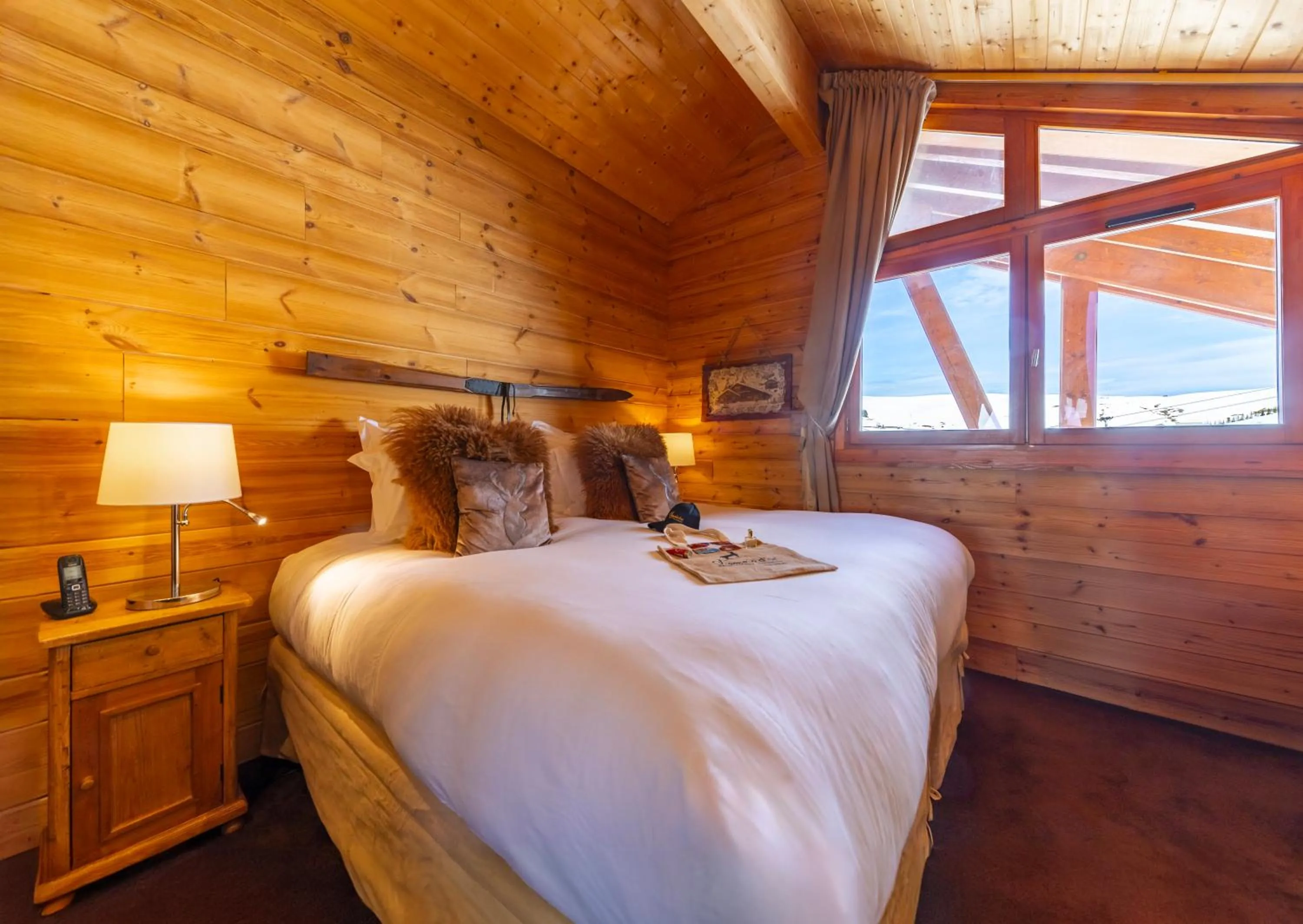 Bed in Hôtel Au Chamois d'Or by Les Etincelles