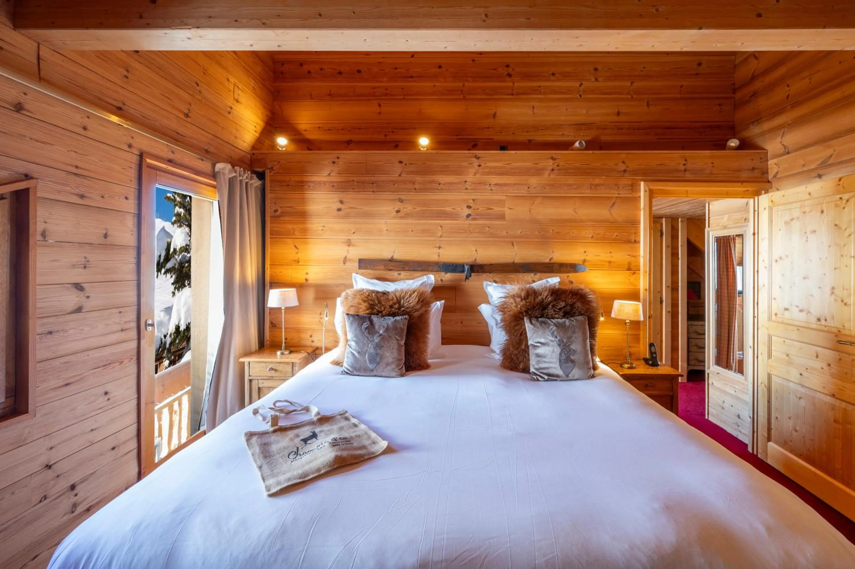 Bed in Hôtel Au Chamois d'Or by Les Etincelles