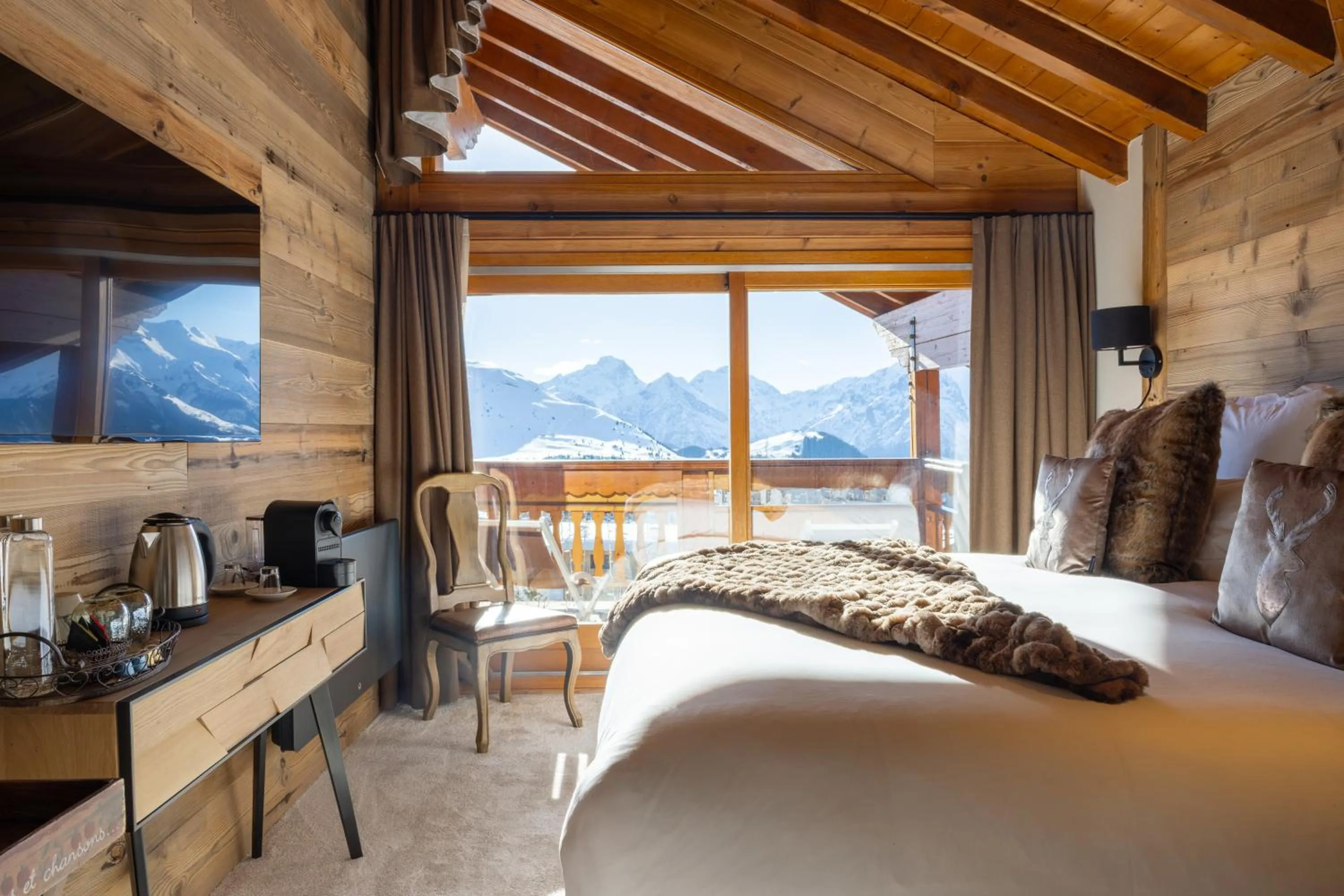 Bed in Hôtel Au Chamois d'Or by Les Etincelles