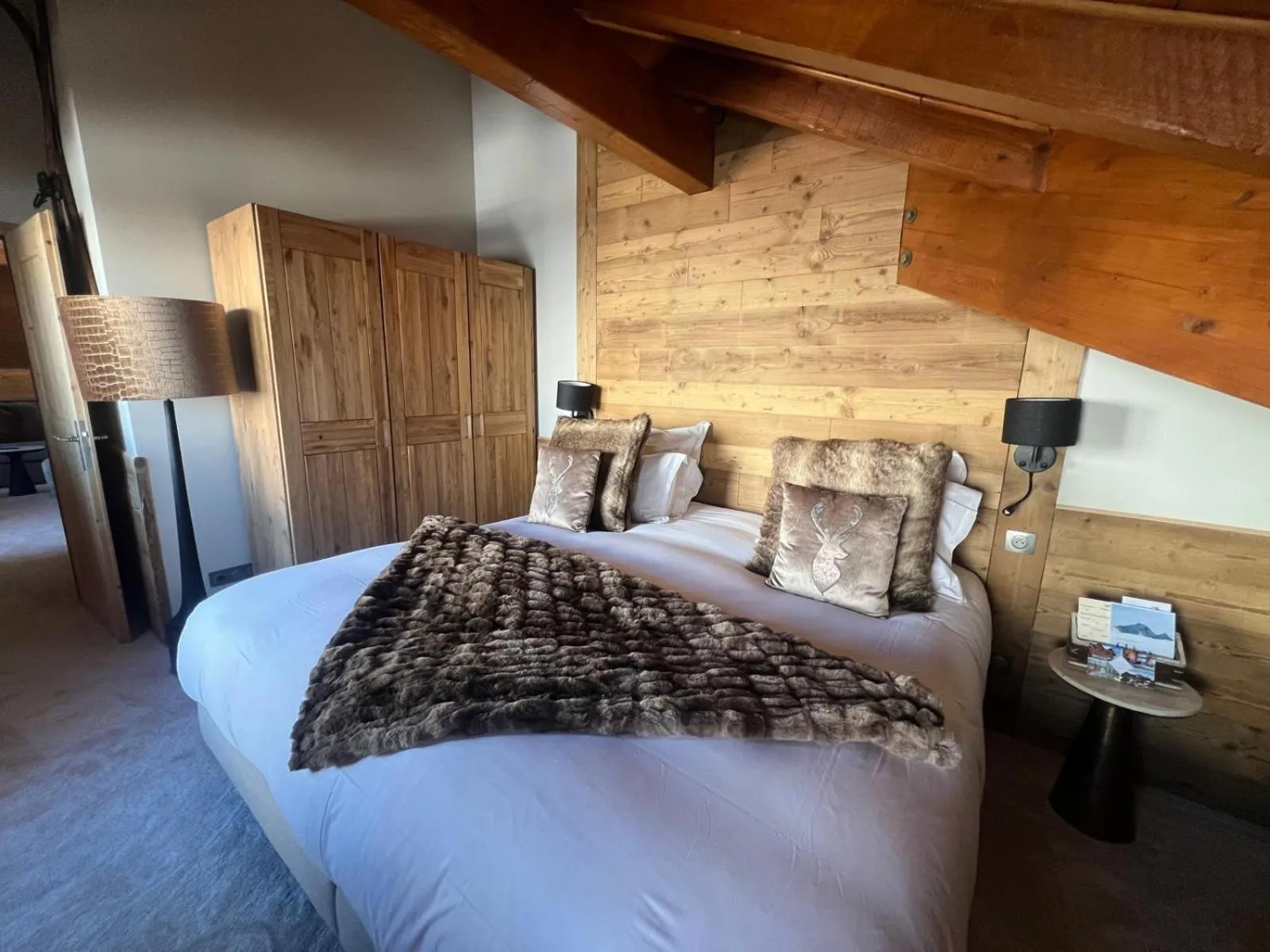 Bed in Hôtel Au Chamois d'Or by Les Etincelles