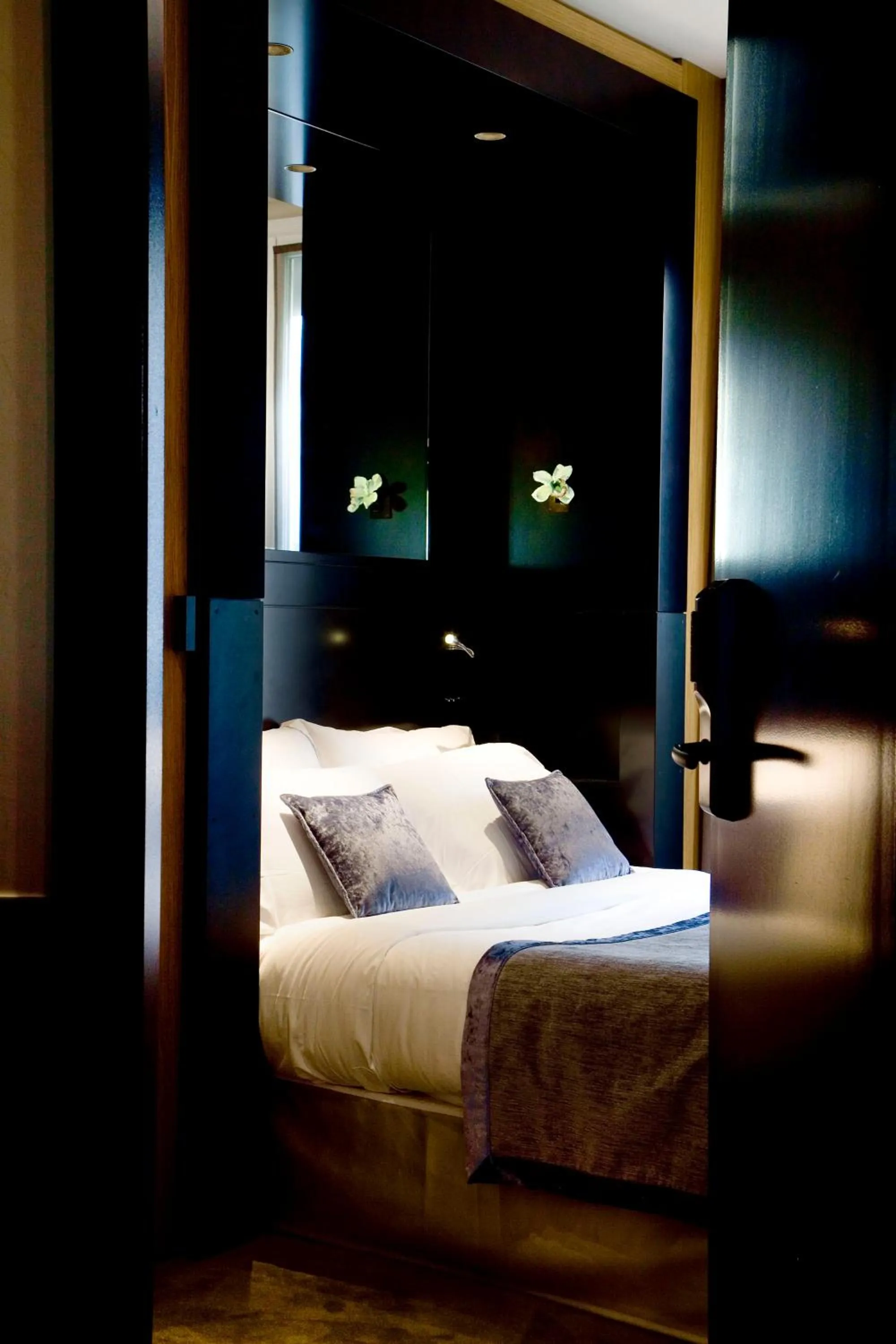 Bed in Marceau Champs-Elysées