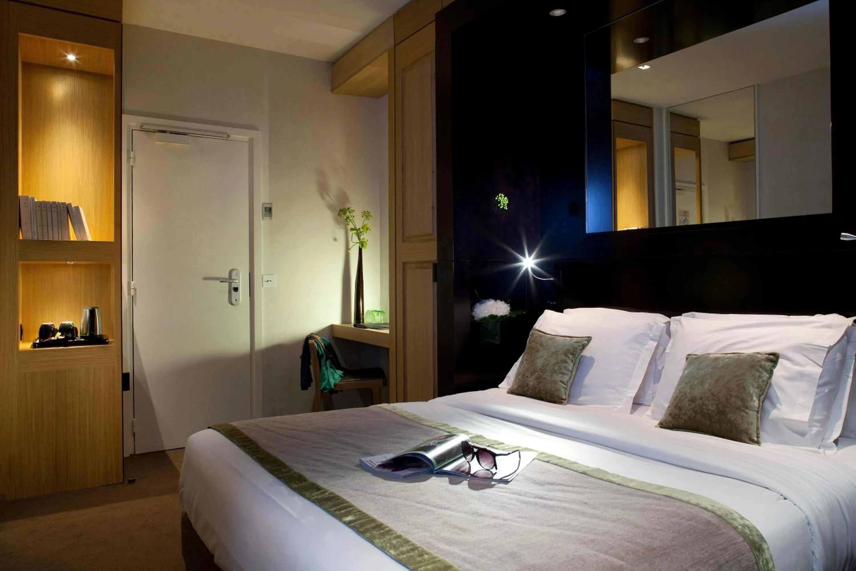 Photo of the whole room, Bed in Marceau Champs-Elysées