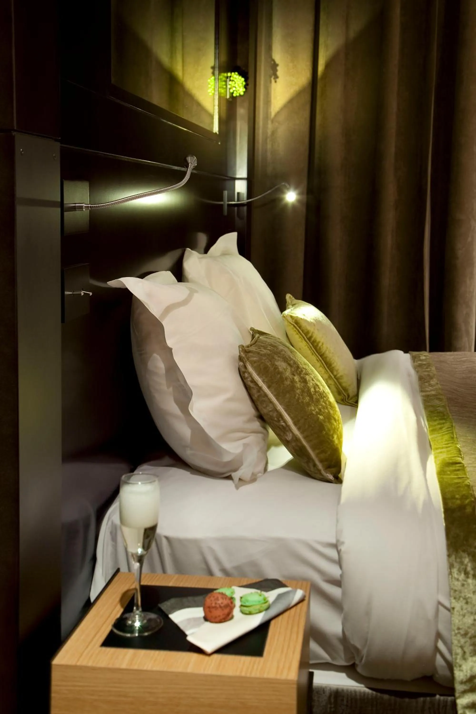 Bedroom, Bed in Marceau Champs-Elysées