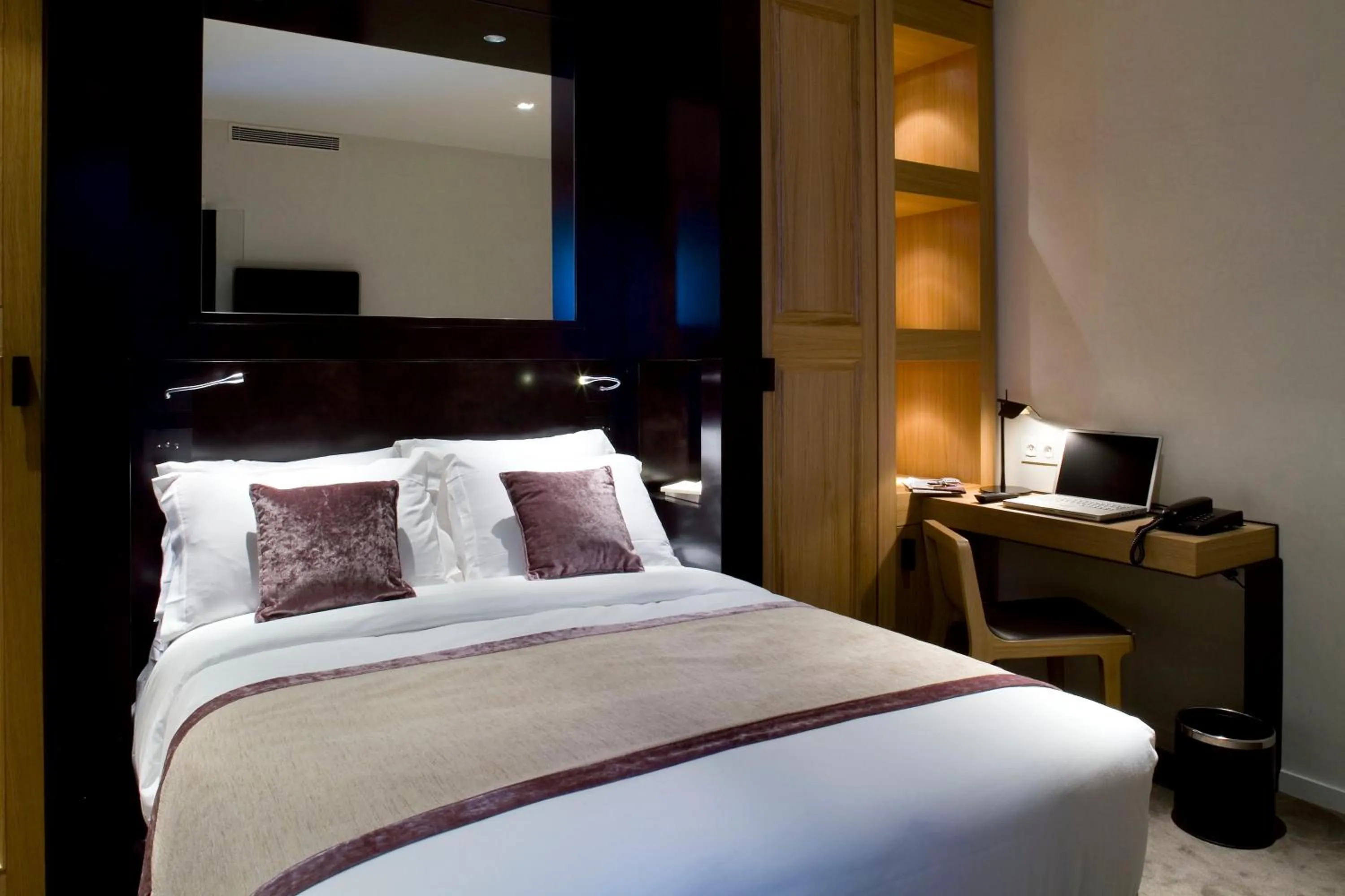 Photo of the whole room, Bed in Marceau Champs-Elysées