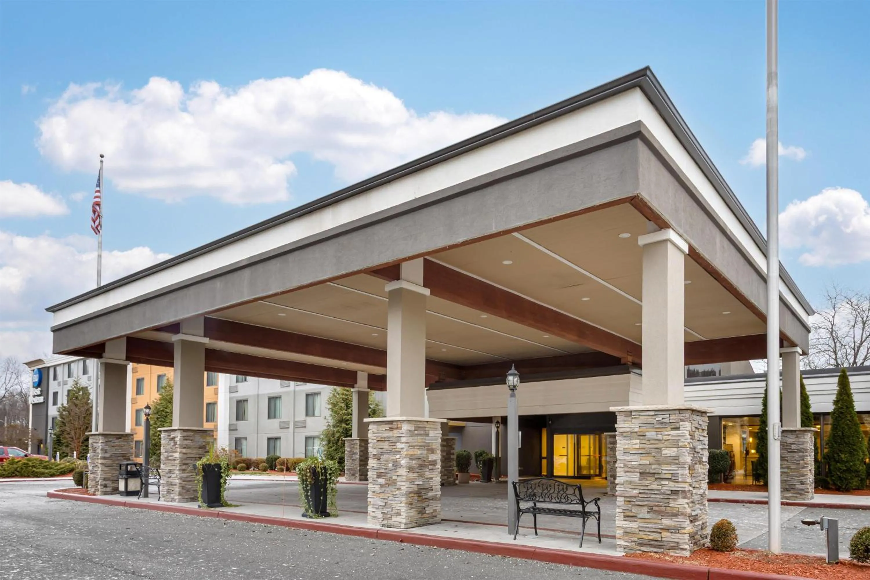 Property building in Best Western Hunt's Landing Hotel Matamoras Milford