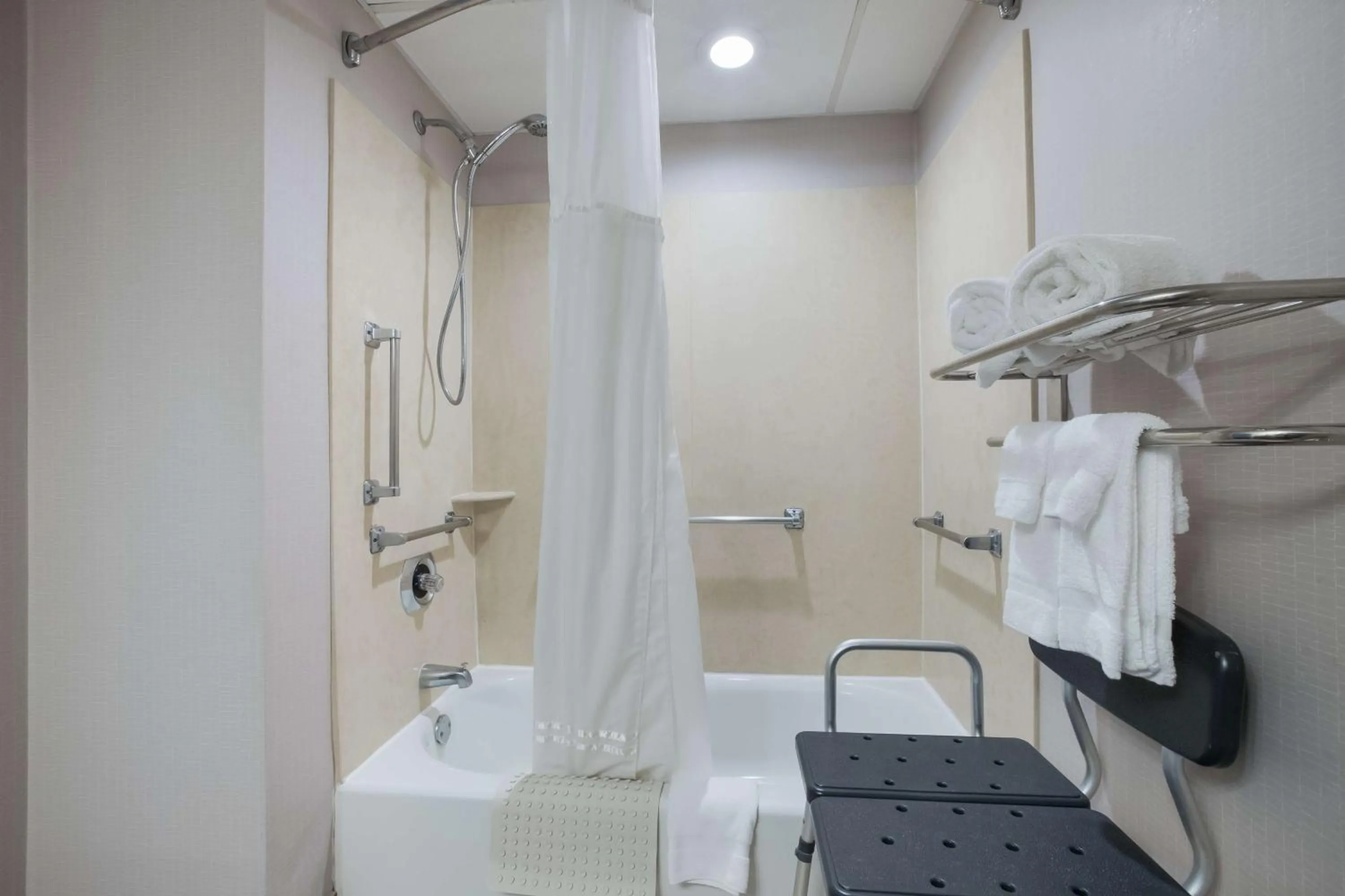 Bathroom in Best Western Hunt's Landing Hotel Matamoras Milford