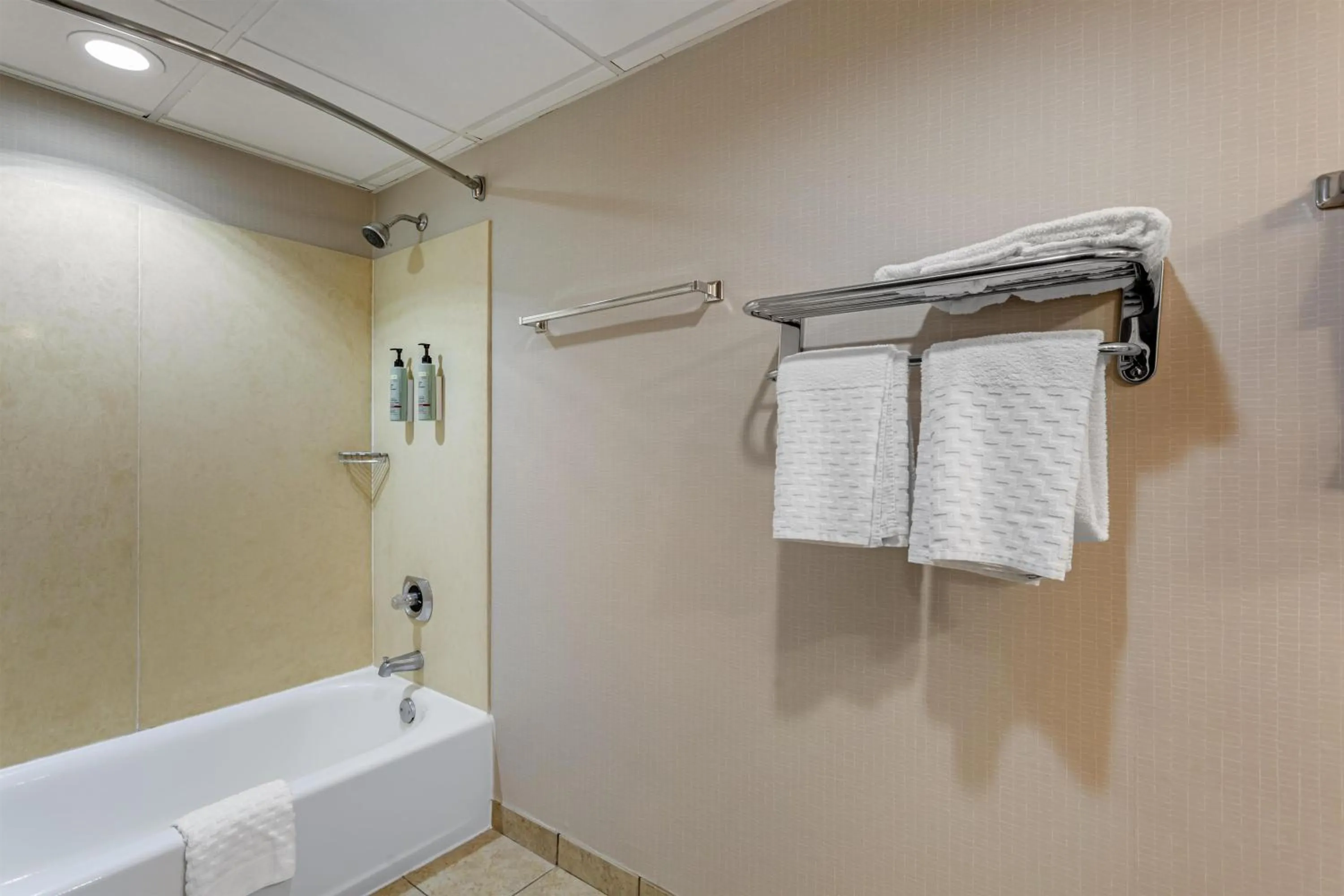 Bathroom in Best Western Hunt's Landing Hotel Matamoras Milford