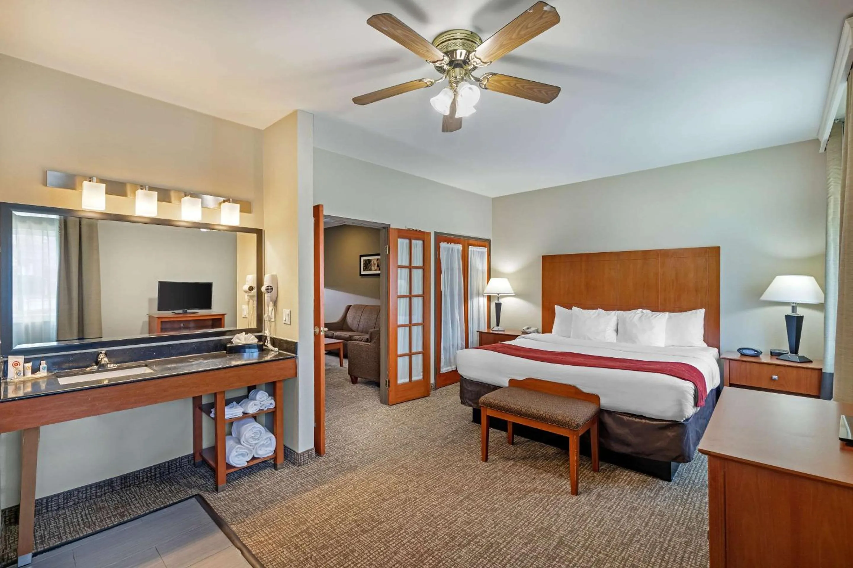 Photo of the whole room, Bed in Comfort Suites North Dallas