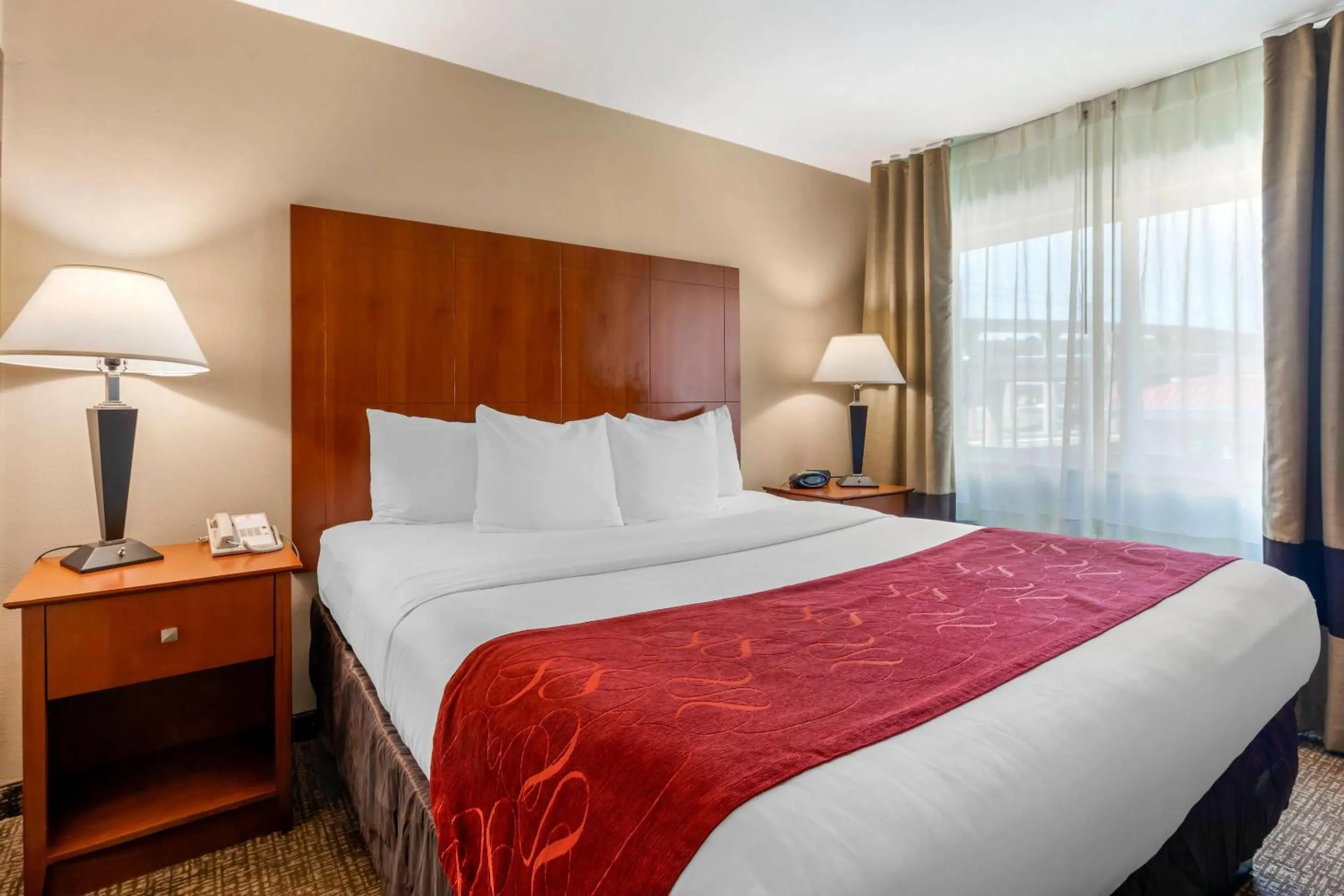 Bedroom, Bed in Comfort Suites North Dallas