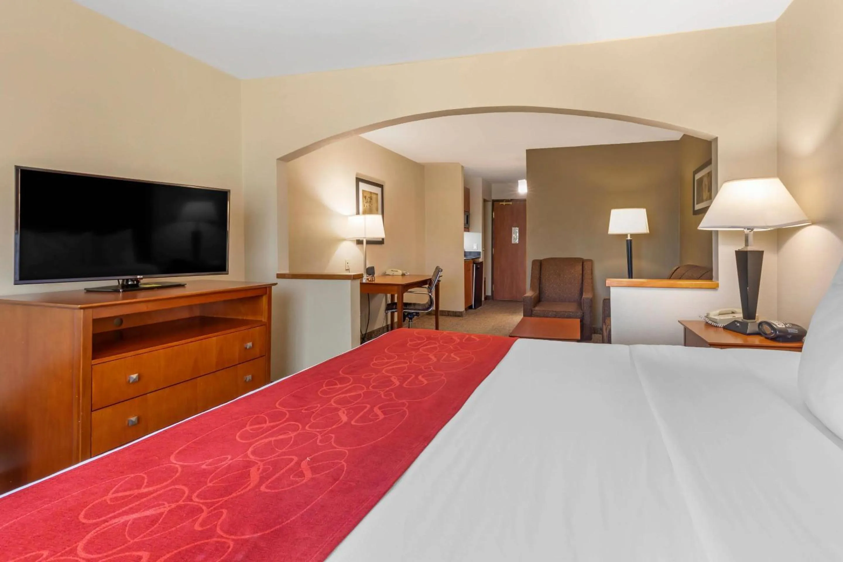 Bedroom, Bed in Comfort Suites North Dallas
