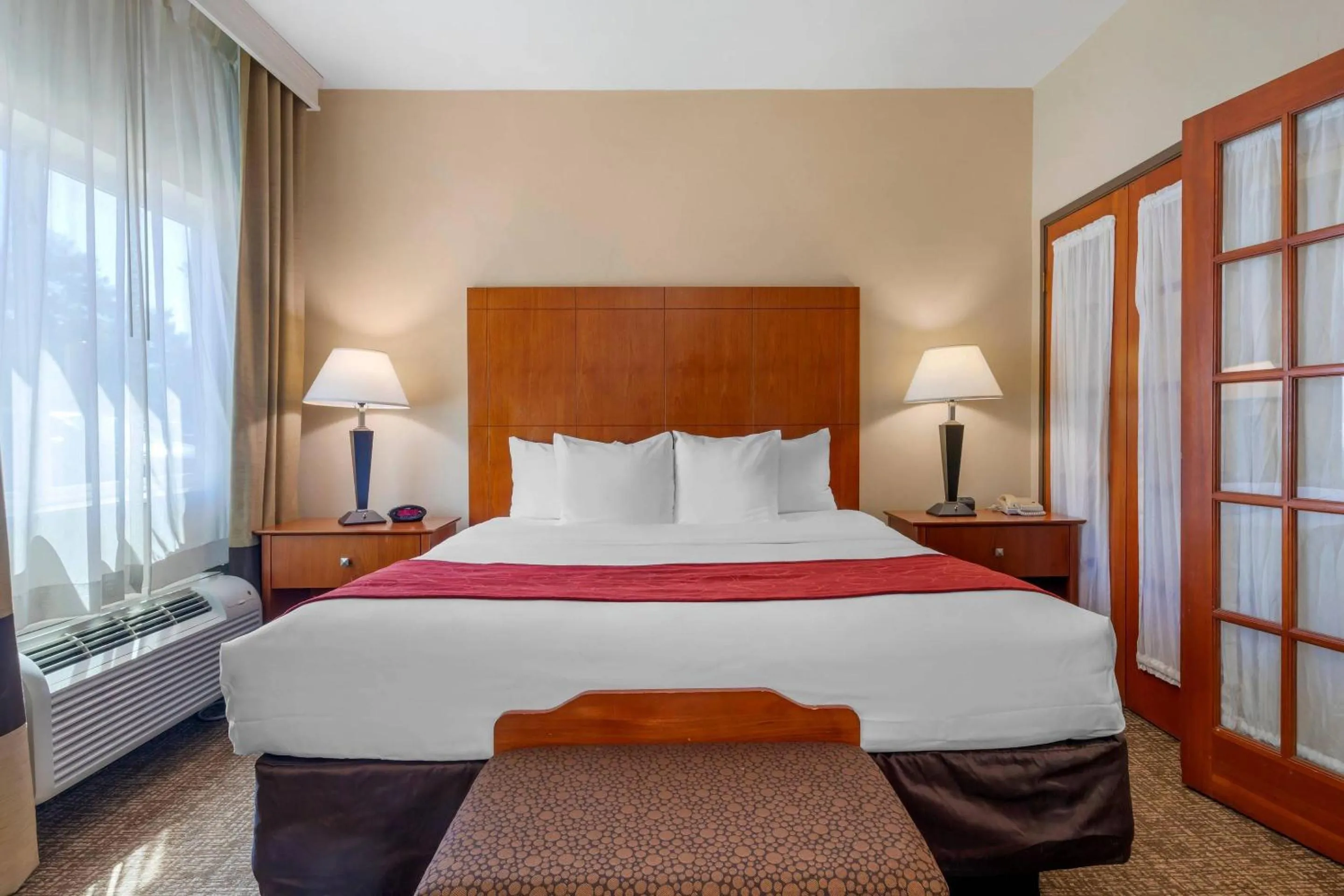 Bedroom, Bed in Comfort Suites North Dallas