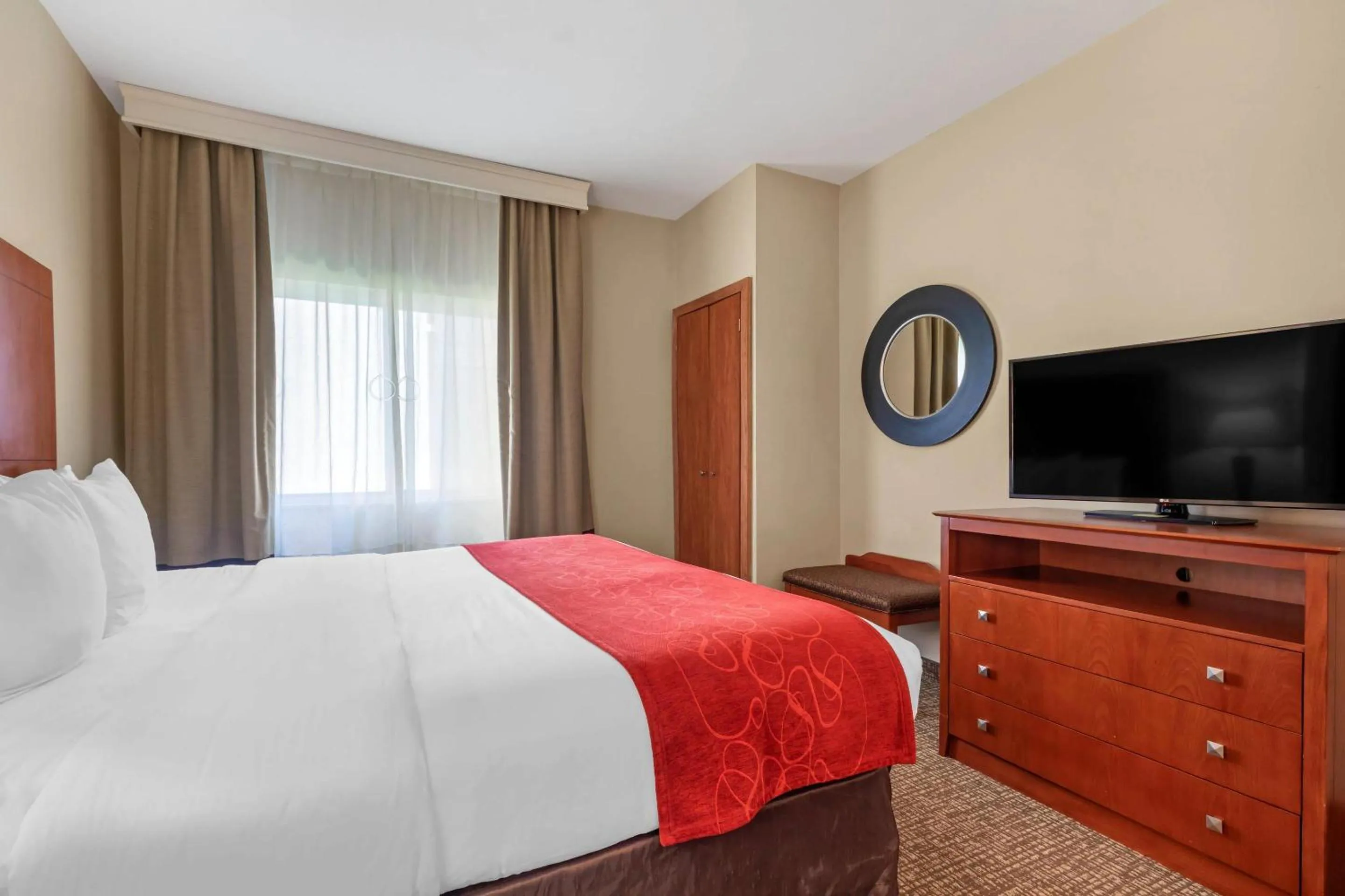Bedroom, Bed in Comfort Suites North Dallas