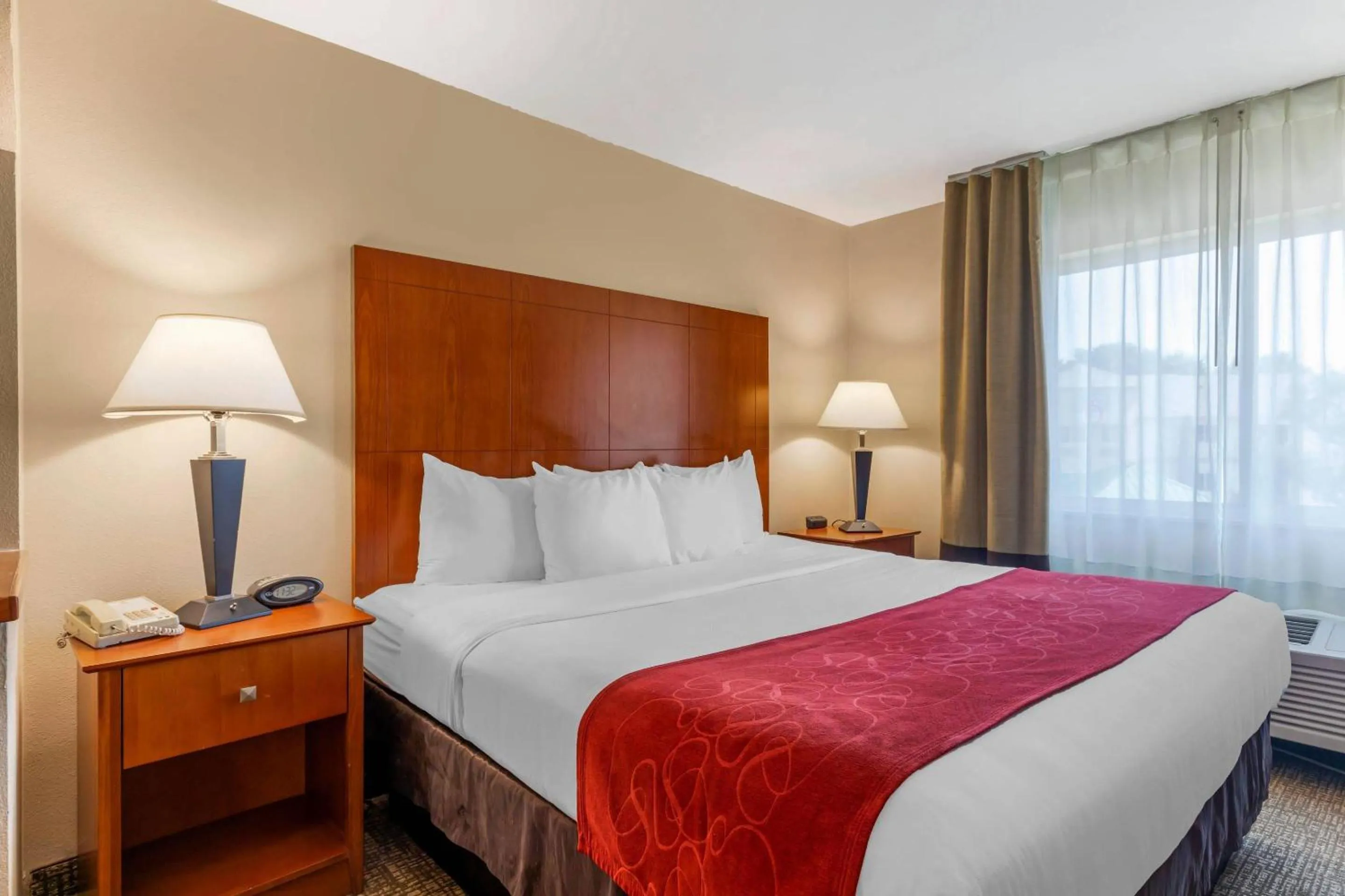 Bedroom, Bed in Comfort Suites North Dallas